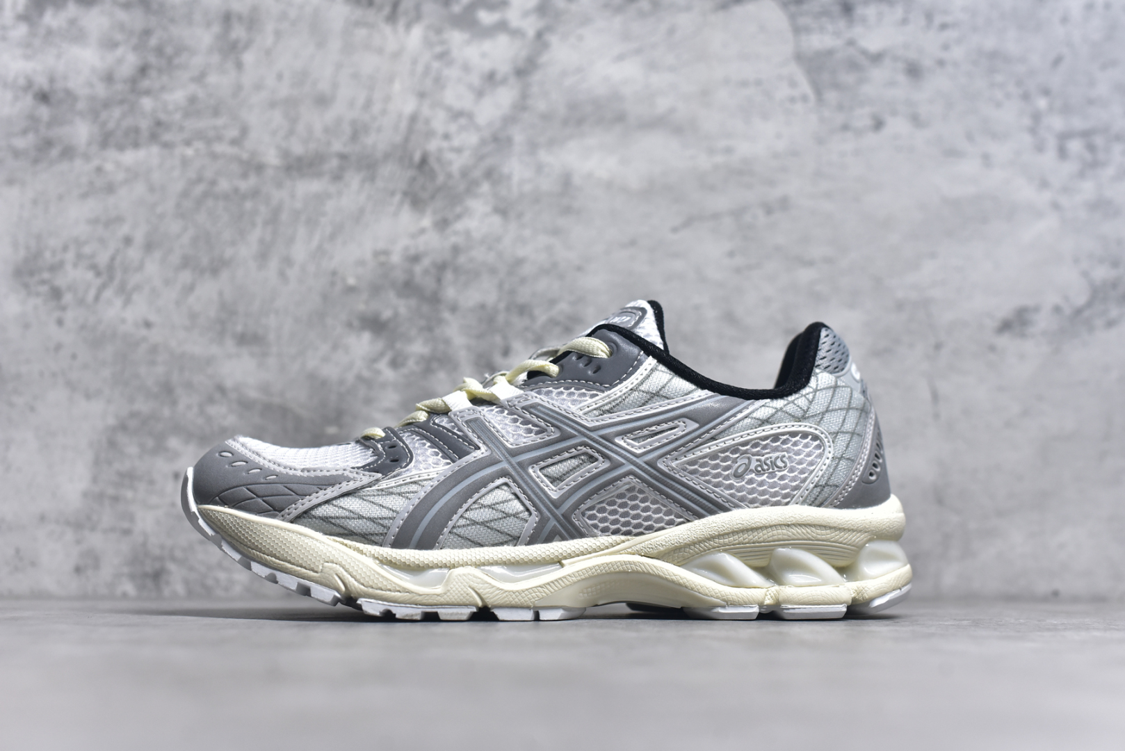 #ASICS Gel-Nimbus 10.1 亚瑟士雨云10.1代系列轻量缓震休闲运动跑步鞋 近年来，运动鞋市场迎来了一个新的设计潮流：通过融合艺术与技术，赋予运动鞋更多的时尚元素和创新设计。作为市场中的领导者之一，ASICS（亚瑟士）一向以其技术创新和卓越的鞋款设计著称。而另一个前卫的实验鞋类品牌EMPTY BEHAVIOR，以其非凡的创意和探索，尤其对未来主义和非传统材料的热情撞击，从业界中脱颖而出。两者的合作，以推出特别版的GEL-NIMBUS™ 10.1鞋款——主题为“EVEN MY SHOE IS ART”为标志，为运动鞋设计涉入一个全新的高度。尺码：36 37 37.5 38 39 39.5 40.5 41.5 42 42.5 43.5 44 44.5 45-选品中心