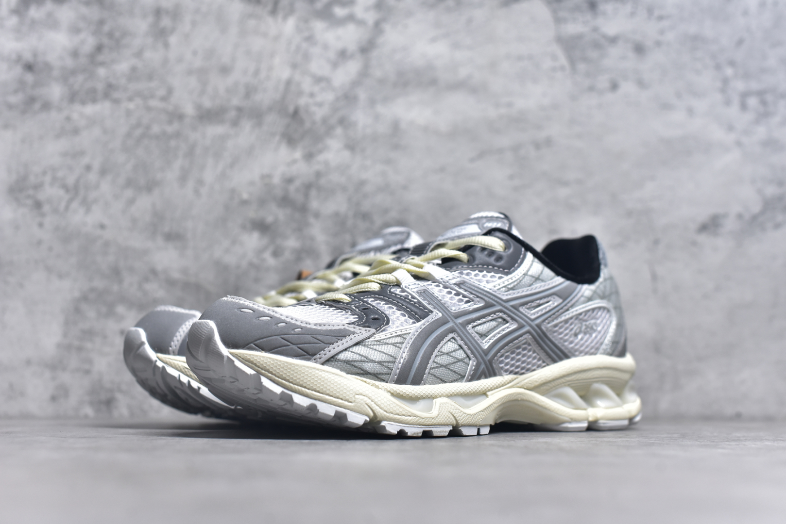 图片[2]-#ASICS Gel-Nimbus 10.1 亚瑟士雨云10.1代系列轻量缓震休闲运动跑步鞋 近年来，运动鞋市场迎来了一个新的设计潮流：通过融合艺术与技术，赋予运动鞋更多的时尚元素和创新设计。作为市场中的领导者之一，ASICS（亚瑟士）一向以其技术创新和卓越的鞋款设计著称。而另一个前卫的实验鞋类品牌EMPTY BEHAVIOR，以其非凡的创意和探索，尤其对未来主义和非传统材料的热情撞击，从业界中脱颖而出。两者的合作，以推出特别版的GEL-NIMBUS™ 10.1鞋款——主题为“EVEN MY SHOE IS ART”为标志，为运动鞋设计涉入一个全新的高度。尺码：36 37 37.5 38 39 39.5 40.5 41.5 42 42.5 43.5 44 44.5 45-选品中心