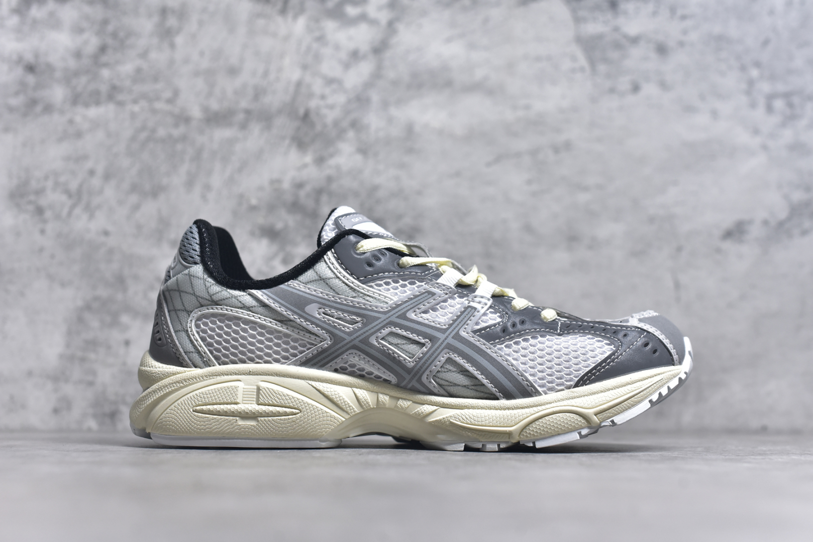 图片[3]-#ASICS Gel-Nimbus 10.1 亚瑟士雨云10.1代系列轻量缓震休闲运动跑步鞋 近年来，运动鞋市场迎来了一个新的设计潮流：通过融合艺术与技术，赋予运动鞋更多的时尚元素和创新设计。作为市场中的领导者之一，ASICS（亚瑟士）一向以其技术创新和卓越的鞋款设计著称。而另一个前卫的实验鞋类品牌EMPTY BEHAVIOR，以其非凡的创意和探索，尤其对未来主义和非传统材料的热情撞击，从业界中脱颖而出。两者的合作，以推出特别版的GEL-NIMBUS™ 10.1鞋款——主题为“EVEN MY SHOE IS ART”为标志，为运动鞋设计涉入一个全新的高度。尺码：36 37 37.5 38 39 39.5 40.5 41.5 42 42.5 43.5 44 44.5 45-选品中心