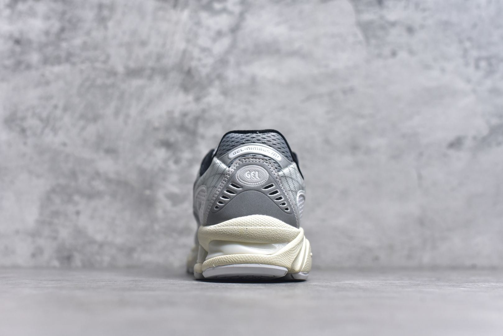 图片[5]-#ASICS Gel-Nimbus 10.1 亚瑟士雨云10.1代系列轻量缓震休闲运动跑步鞋 近年来，运动鞋市场迎来了一个新的设计潮流：通过融合艺术与技术，赋予运动鞋更多的时尚元素和创新设计。作为市场中的领导者之一，ASICS（亚瑟士）一向以其技术创新和卓越的鞋款设计著称。而另一个前卫的实验鞋类品牌EMPTY BEHAVIOR，以其非凡的创意和探索，尤其对未来主义和非传统材料的热情撞击，从业界中脱颖而出。两者的合作，以推出特别版的GEL-NIMBUS™ 10.1鞋款——主题为“EVEN MY SHOE IS ART”为标志，为运动鞋设计涉入一个全新的高度。尺码：36 37 37.5 38 39 39.5 40.5 41.5 42 42.5 43.5 44 44.5 45-选品中心