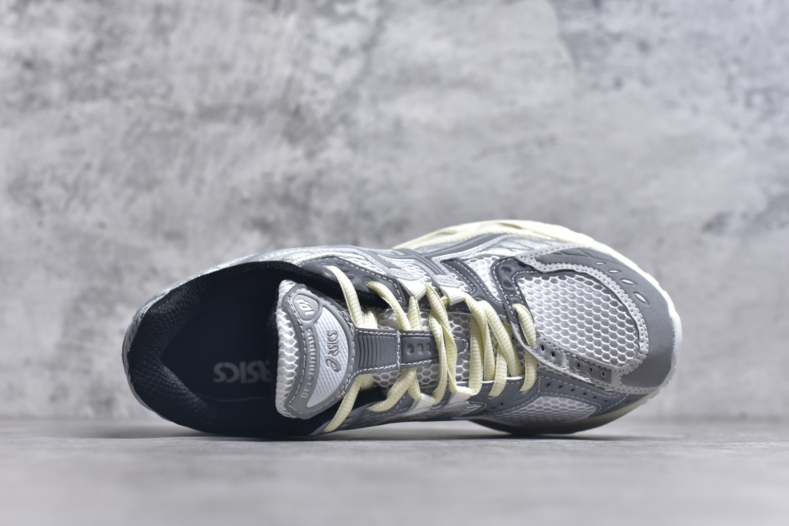 图片[4]-#ASICS Gel-Nimbus 10.1 亚瑟士雨云10.1代系列轻量缓震休闲运动跑步鞋 近年来，运动鞋市场迎来了一个新的设计潮流：通过融合艺术与技术，赋予运动鞋更多的时尚元素和创新设计。作为市场中的领导者之一，ASICS（亚瑟士）一向以其技术创新和卓越的鞋款设计著称。而另一个前卫的实验鞋类品牌EMPTY BEHAVIOR，以其非凡的创意和探索，尤其对未来主义和非传统材料的热情撞击，从业界中脱颖而出。两者的合作，以推出特别版的GEL-NIMBUS™ 10.1鞋款——主题为“EVEN MY SHOE IS ART”为标志，为运动鞋设计涉入一个全新的高度。尺码：36 37 37.5 38 39 39.5 40.5 41.5 42 42.5 43.5 44 44.5 45-选品中心