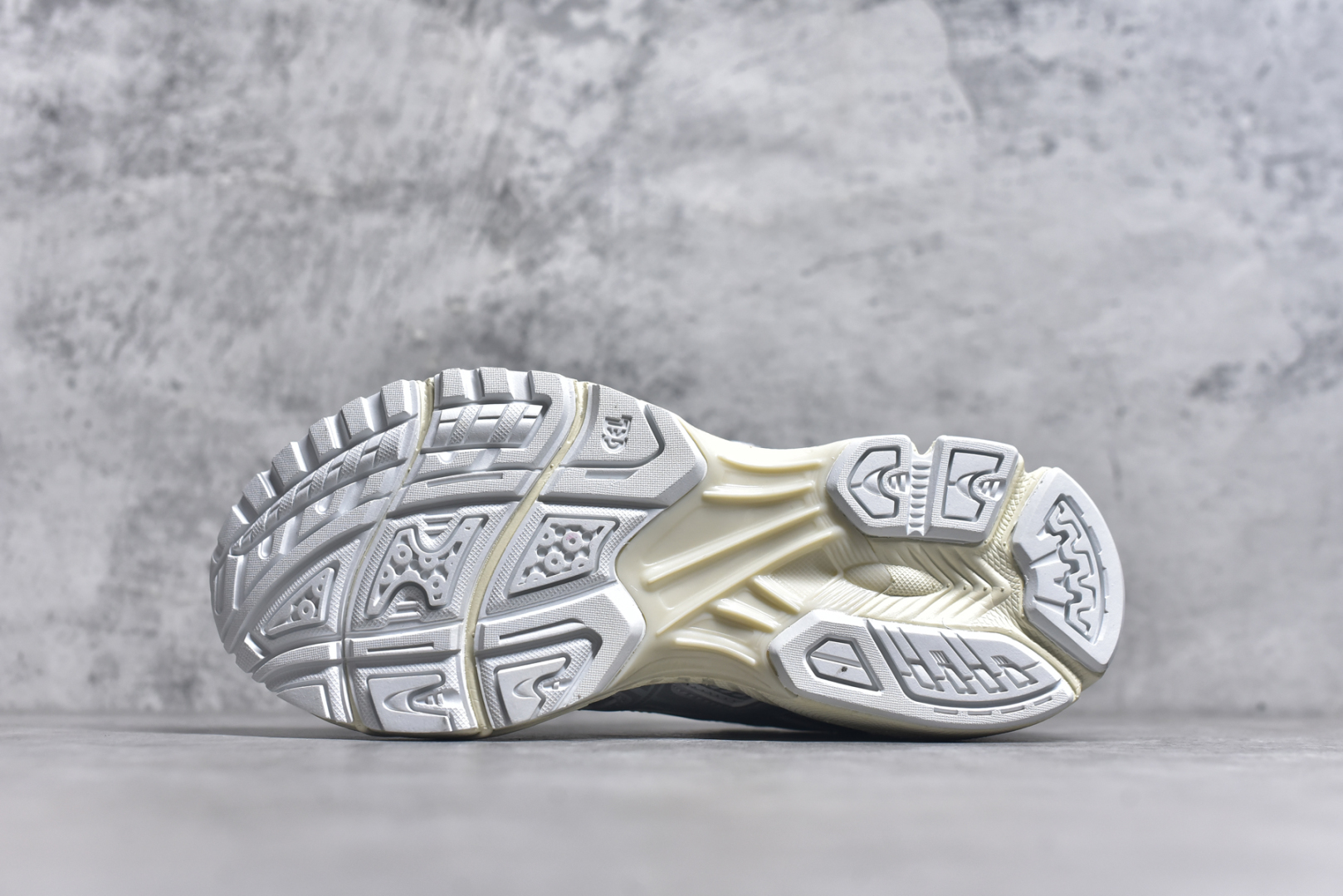 图片[6]-#ASICS Gel-Nimbus 10.1 亚瑟士雨云10.1代系列轻量缓震休闲运动跑步鞋 近年来，运动鞋市场迎来了一个新的设计潮流：通过融合艺术与技术，赋予运动鞋更多的时尚元素和创新设计。作为市场中的领导者之一，ASICS（亚瑟士）一向以其技术创新和卓越的鞋款设计著称。而另一个前卫的实验鞋类品牌EMPTY BEHAVIOR，以其非凡的创意和探索，尤其对未来主义和非传统材料的热情撞击，从业界中脱颖而出。两者的合作，以推出特别版的GEL-NIMBUS™ 10.1鞋款——主题为“EVEN MY SHOE IS ART”为标志，为运动鞋设计涉入一个全新的高度。尺码：36 37 37.5 38 39 39.5 40.5 41.5 42 42.5 43.5 44 44.5 45-选品中心
