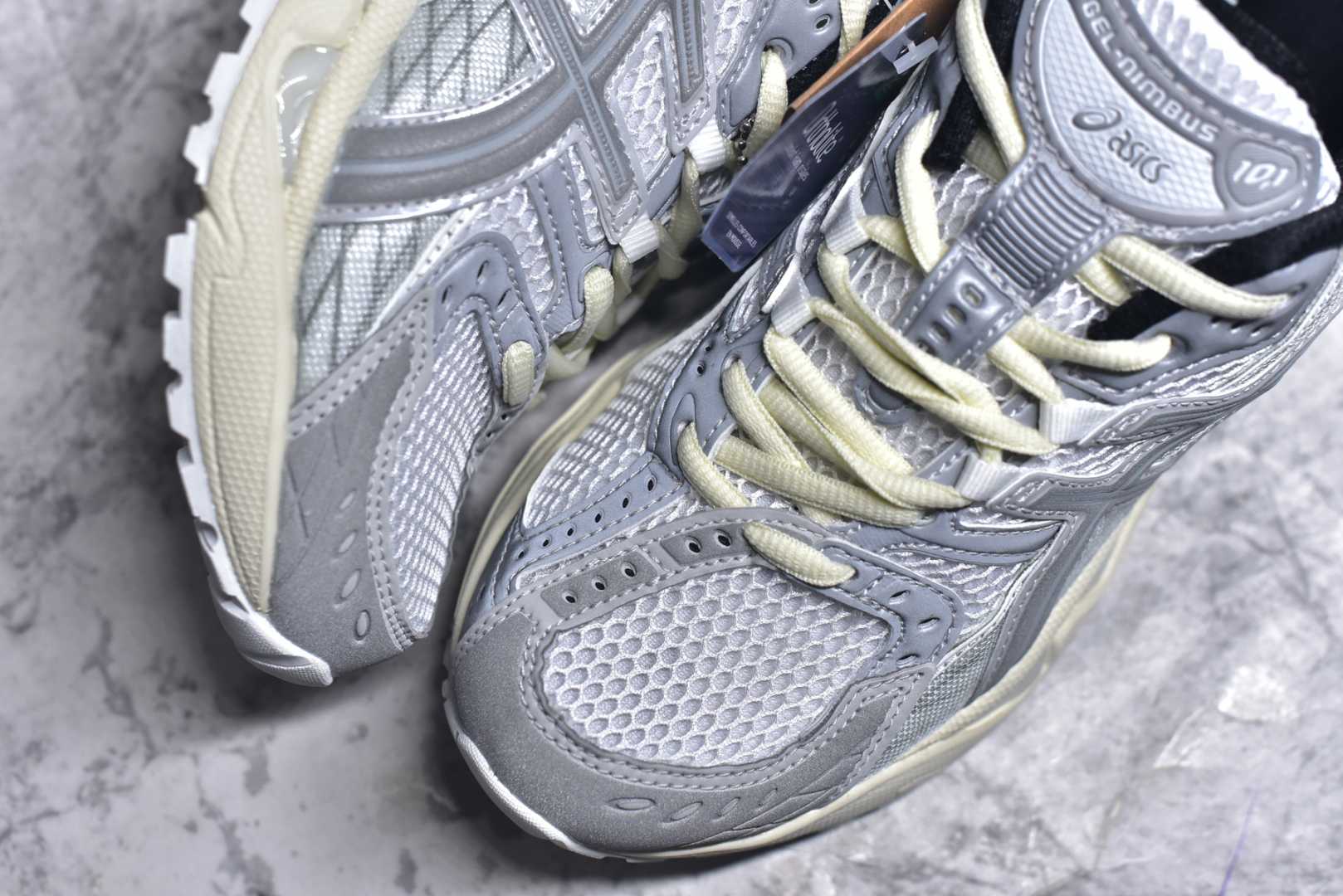 图片[8]-#ASICS Gel-Nimbus 10.1 亚瑟士雨云10.1代系列轻量缓震休闲运动跑步鞋 近年来，运动鞋市场迎来了一个新的设计潮流：通过融合艺术与技术，赋予运动鞋更多的时尚元素和创新设计。作为市场中的领导者之一，ASICS（亚瑟士）一向以其技术创新和卓越的鞋款设计著称。而另一个前卫的实验鞋类品牌EMPTY BEHAVIOR，以其非凡的创意和探索，尤其对未来主义和非传统材料的热情撞击，从业界中脱颖而出。两者的合作，以推出特别版的GEL-NIMBUS™ 10.1鞋款——主题为“EVEN MY SHOE IS ART”为标志，为运动鞋设计涉入一个全新的高度。尺码：36 37 37.5 38 39 39.5 40.5 41.5 42 42.5 43.5 44 44.5 45-选品中心