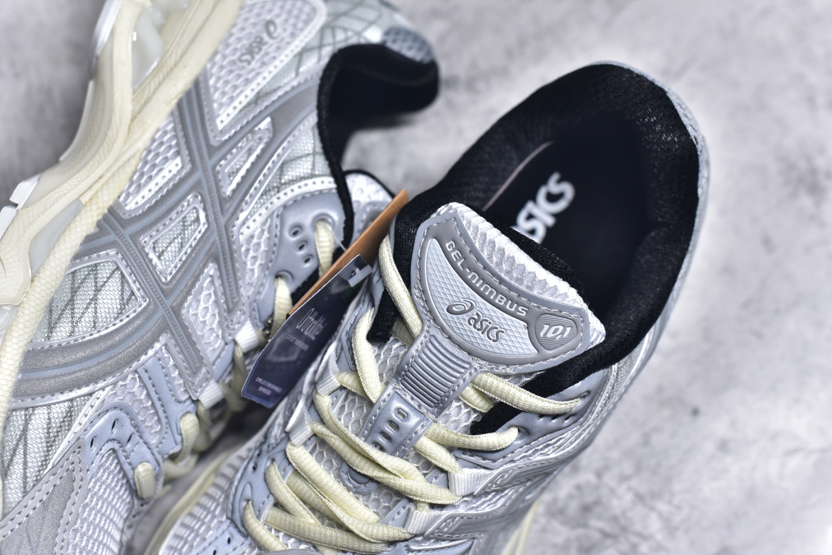 图片[9]-#ASICS Gel-Nimbus 10.1 亚瑟士雨云10.1代系列轻量缓震休闲运动跑步鞋 近年来，运动鞋市场迎来了一个新的设计潮流：通过融合艺术与技术，赋予运动鞋更多的时尚元素和创新设计。作为市场中的领导者之一，ASICS（亚瑟士）一向以其技术创新和卓越的鞋款设计著称。而另一个前卫的实验鞋类品牌EMPTY BEHAVIOR，以其非凡的创意和探索，尤其对未来主义和非传统材料的热情撞击，从业界中脱颖而出。两者的合作，以推出特别版的GEL-NIMBUS™ 10.1鞋款——主题为“EVEN MY SHOE IS ART”为标志，为运动鞋设计涉入一个全新的高度。尺码：36 37 37.5 38 39 39.5 40.5 41.5 42 42.5 43.5 44 44.5 45-选品中心