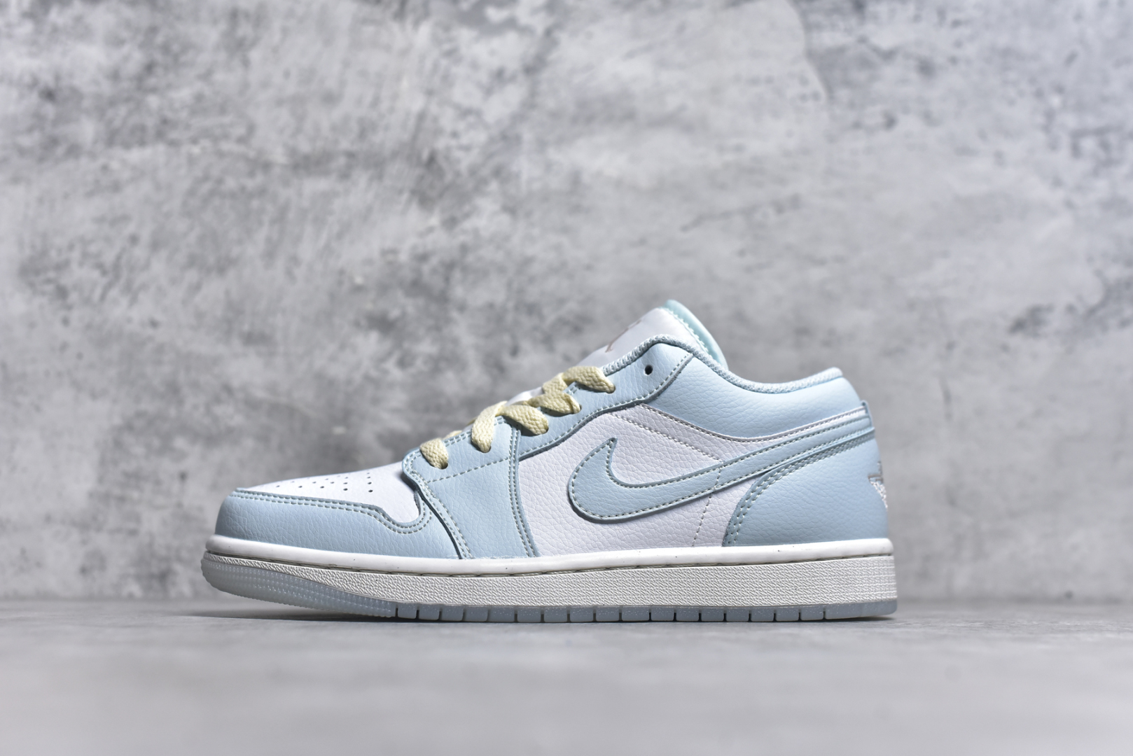 #Air Jordan AJ1 Low 低帮白浅蓝 HJ5999-400 全新流水线出品 DT版本唯一平替选择 市场第二梯队最强版 全部原鞋开发 原楦原纸板开发 全鞋电脑针车 原厂内置全掌气垫 原盒内在原标 唯一Zp原版鞋带绑法 免检产品 全新2022版型 全头层皮料 完美零毛边处理 原厂配置全掌气垫 价格定位良心 几十个配色陆续出货 尺码：36 36.5 37.5 38 38.5 39 40 40.5 41 42 42.5 43 44 44.5 45 46-选品中心