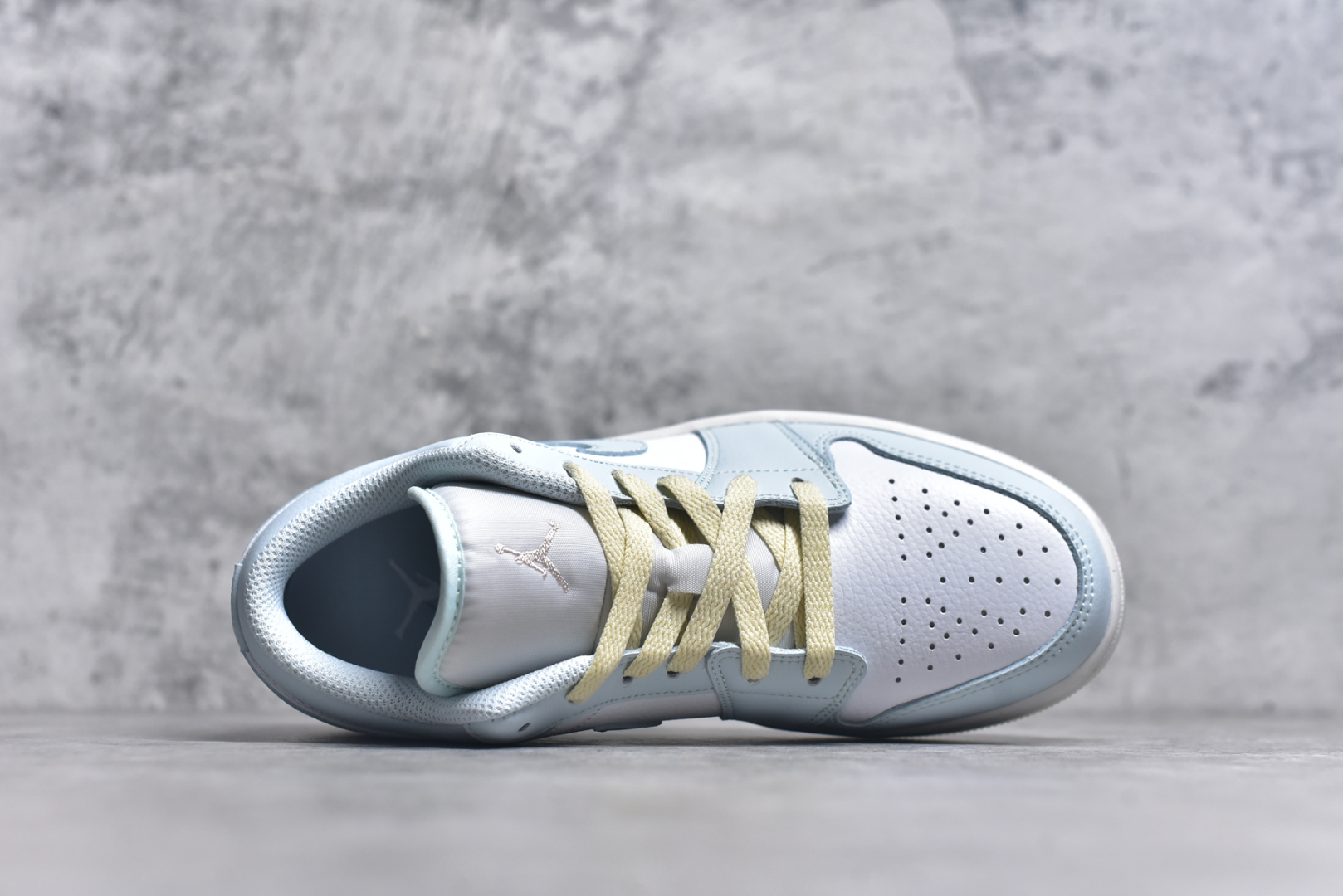图片[4]-#Air Jordan AJ1 Low 低帮白浅蓝 HJ5999-400 全新流水线出品 DT版本唯一平替选择 市场第二梯队最强版 全部原鞋开发 原楦原纸板开发 全鞋电脑针车 原厂内置全掌气垫 原盒内在原标 唯一Zp原版鞋带绑法 免检产品 全新2022版型 全头层皮料 完美零毛边处理 原厂配置全掌气垫 价格定位良心 几十个配色陆续出货 尺码：36 36.5 37.5 38 38.5 39 40 40.5 41 42 42.5 43 44 44.5 45 46-选品中心