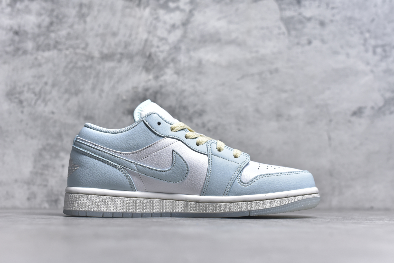 图片[3]-#Air Jordan AJ1 Low 低帮白浅蓝 HJ5999-400 全新流水线出品 DT版本唯一平替选择 市场第二梯队最强版 全部原鞋开发 原楦原纸板开发 全鞋电脑针车 原厂内置全掌气垫 原盒内在原标 唯一Zp原版鞋带绑法 免检产品 全新2022版型 全头层皮料 完美零毛边处理 原厂配置全掌气垫 价格定位良心 几十个配色陆续出货 尺码：36 36.5 37.5 38 38.5 39 40 40.5 41 42 42.5 43 44 44.5 45 46-选品中心