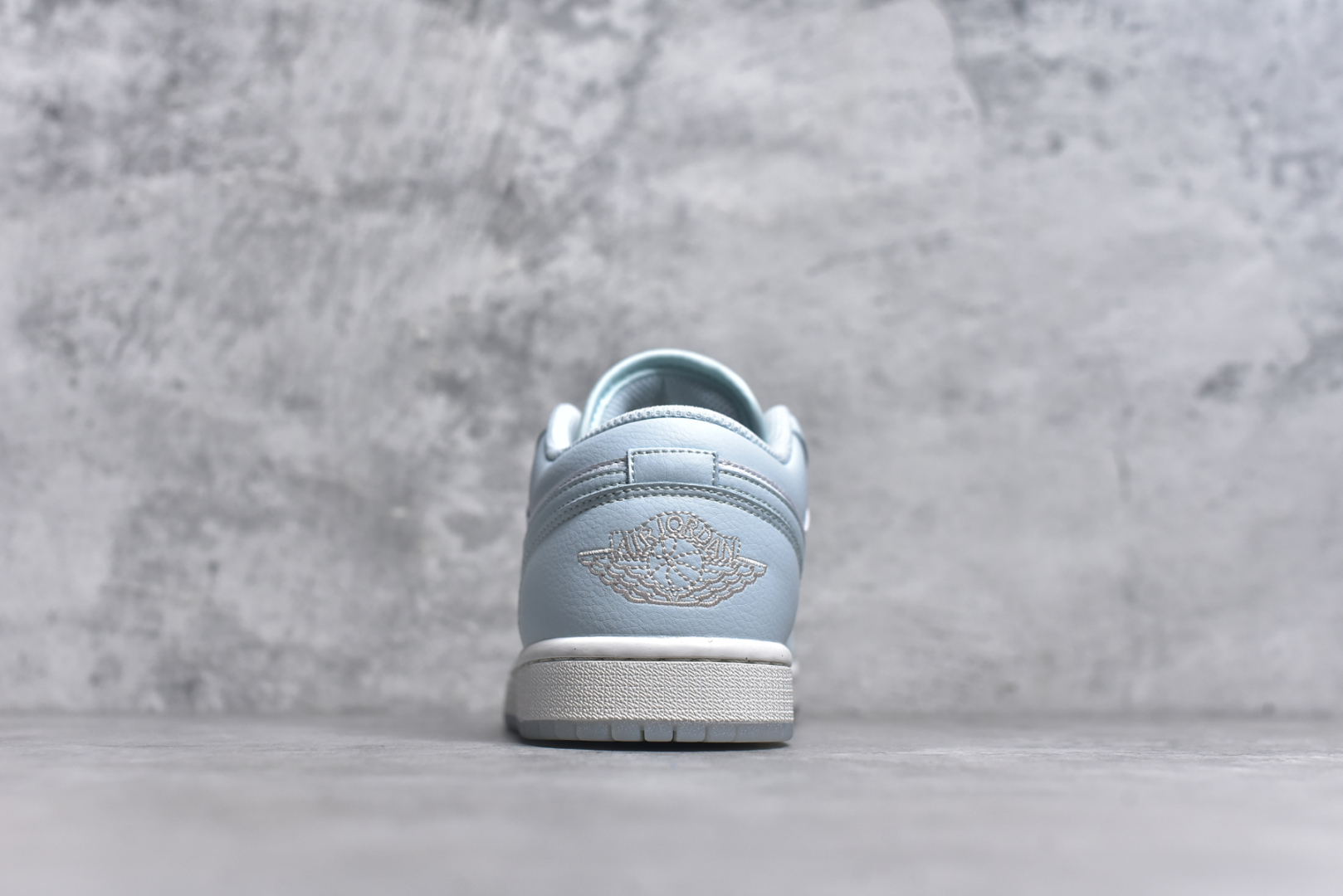 图片[5]-#Air Jordan AJ1 Low 低帮白浅蓝 HJ5999-400 全新流水线出品 DT版本唯一平替选择 市场第二梯队最强版 全部原鞋开发 原楦原纸板开发 全鞋电脑针车 原厂内置全掌气垫 原盒内在原标 唯一Zp原版鞋带绑法 免检产品 全新2022版型 全头层皮料 完美零毛边处理 原厂配置全掌气垫 价格定位良心 几十个配色陆续出货 尺码：36 36.5 37.5 38 38.5 39 40 40.5 41 42 42.5 43 44 44.5 45 46-选品中心