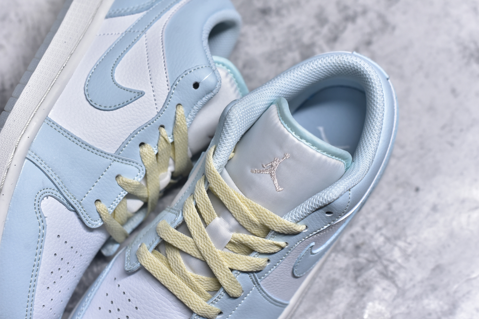 图片[9]-#Air Jordan AJ1 Low 低帮白浅蓝 HJ5999-400 全新流水线出品 DT版本唯一平替选择 市场第二梯队最强版 全部原鞋开发 原楦原纸板开发 全鞋电脑针车 原厂内置全掌气垫 原盒内在原标 唯一Zp原版鞋带绑法 免检产品 全新2022版型 全头层皮料 完美零毛边处理 原厂配置全掌气垫 价格定位良心 几十个配色陆续出货 尺码：36 36.5 37.5 38 38.5 39 40 40.5 41 42 42.5 43 44 44.5 45 46-选品中心