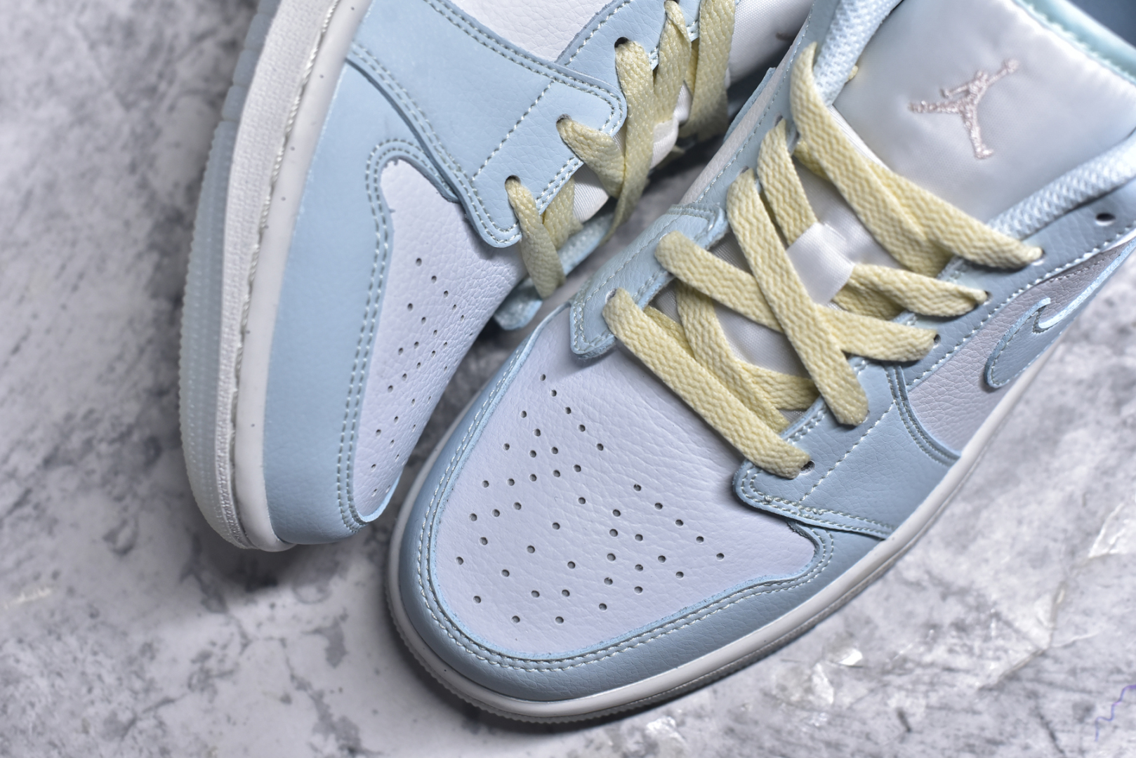 图片[8]-#Air Jordan AJ1 Low 低帮白浅蓝 HJ5999-400 全新流水线出品 DT版本唯一平替选择 市场第二梯队最强版 全部原鞋开发 原楦原纸板开发 全鞋电脑针车 原厂内置全掌气垫 原盒内在原标 唯一Zp原版鞋带绑法 免检产品 全新2022版型 全头层皮料 完美零毛边处理 原厂配置全掌气垫 价格定位良心 几十个配色陆续出货 尺码：36 36.5 37.5 38 38.5 39 40 40.5 41 42 42.5 43 44 44.5 45 46-选品中心