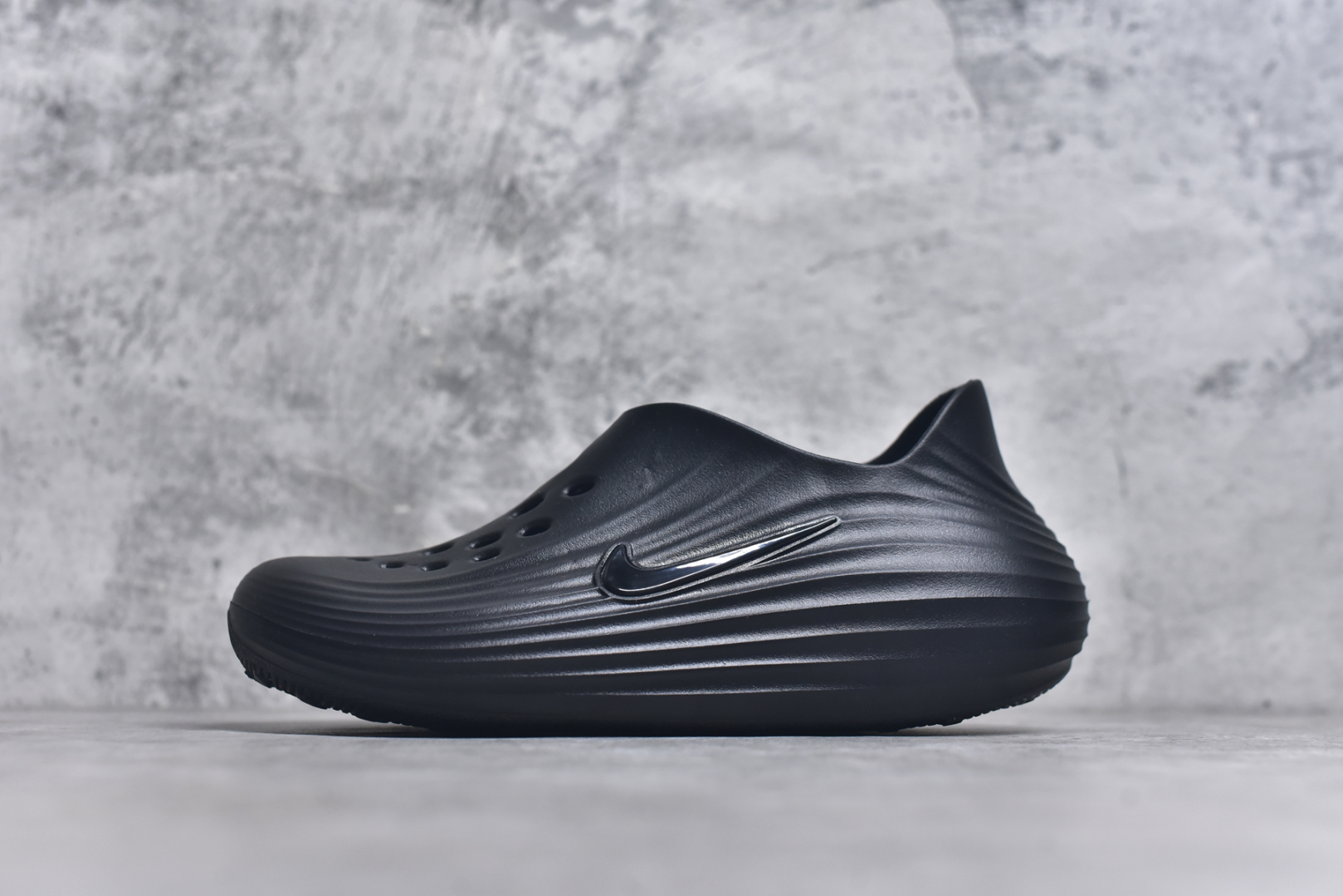 #Nike ReactX Rejuven8 一脚蹬夏日穿搭凉鞋 #采用质感柔软且出众回弹的 ReactX泡绵，缔造非凡舒适的日常穿着体验，助你保持活力。 货号：HV5060 尺码：36 36.5 37.5 38 38.5 39 40 40.5 41 42 42.5 43 44 44.5 45-选品中心