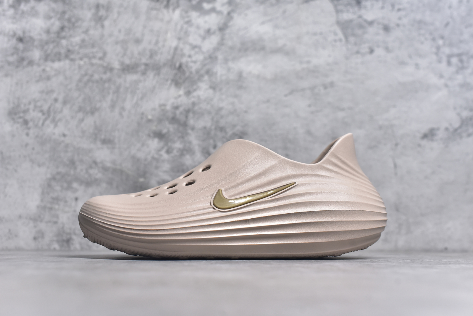 #Nike ReactX Rejuven8 一脚蹬夏日穿搭凉鞋 #采用质感柔软且出众回弹的 ReactX泡绵，缔造非凡舒适的日常穿着体验，助你保持活力。 货号：HV5060 尺码：36 36.5 37.5 38 38.5 39 40 40.5 41 42 42.5 43 44 44.5 45-选品中心