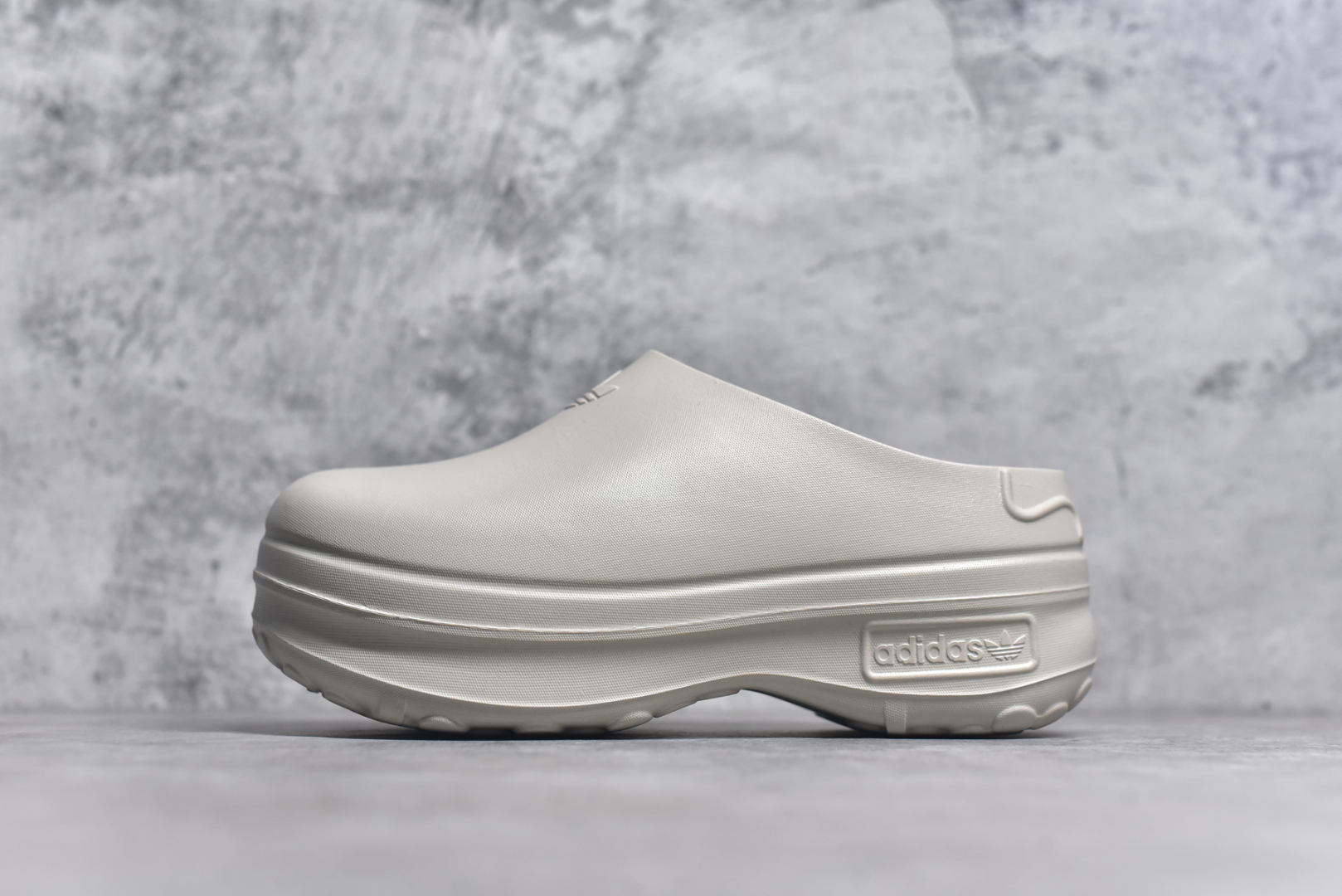 #AD Originals AdiFOM Stan Smith Mule 防滑耐磨轻便运动凉鞋穆勒厨师鞋 米色 IH3361 重金购入原鞋及原档案磨具生产指令开发 鞋头部位凹凸有致 横向大面积波浪纹理 后跟Logo 凹凸明显 轮廓分明 描漆定位精准 公整无偏差不溢出 LOGO内侧钢印清晰工整 原厂磨具全鞋无多余毛边 同源公司EVA粒子环保塑料 原厂指令配方 无任何异味 弹性卡色均保持原鞋一致 匠心打造 鞋口弧度大小 鞋面色泽质感同步原鞋 LOGO内侧钢印清晰工整 中底部分带原厂钢印编号 原厂Ortholite欧斯莱鞋垫 区别掉渣海玻璃鞋垫 吸汗防臭的效果无法相提并论 原厂定制原标 同比ZP 符合人体设计 轻松脚感 一穿即走 这款拖鞋旨在致敬经典的Stan Smith 简约鞋面和后跟细节灵感源于原版 并通过厚实的比例和超光滑的触感 带来现代风格的革新 采用含有甘蔗制成的泡沫材料 心系环保 摆脱绑带或鞋带束缚 易于穿脱 保持舒适 采用天然可再生材料 旨在帮助减少塑料污染 偏小一码 尺码：35-46-选品中心