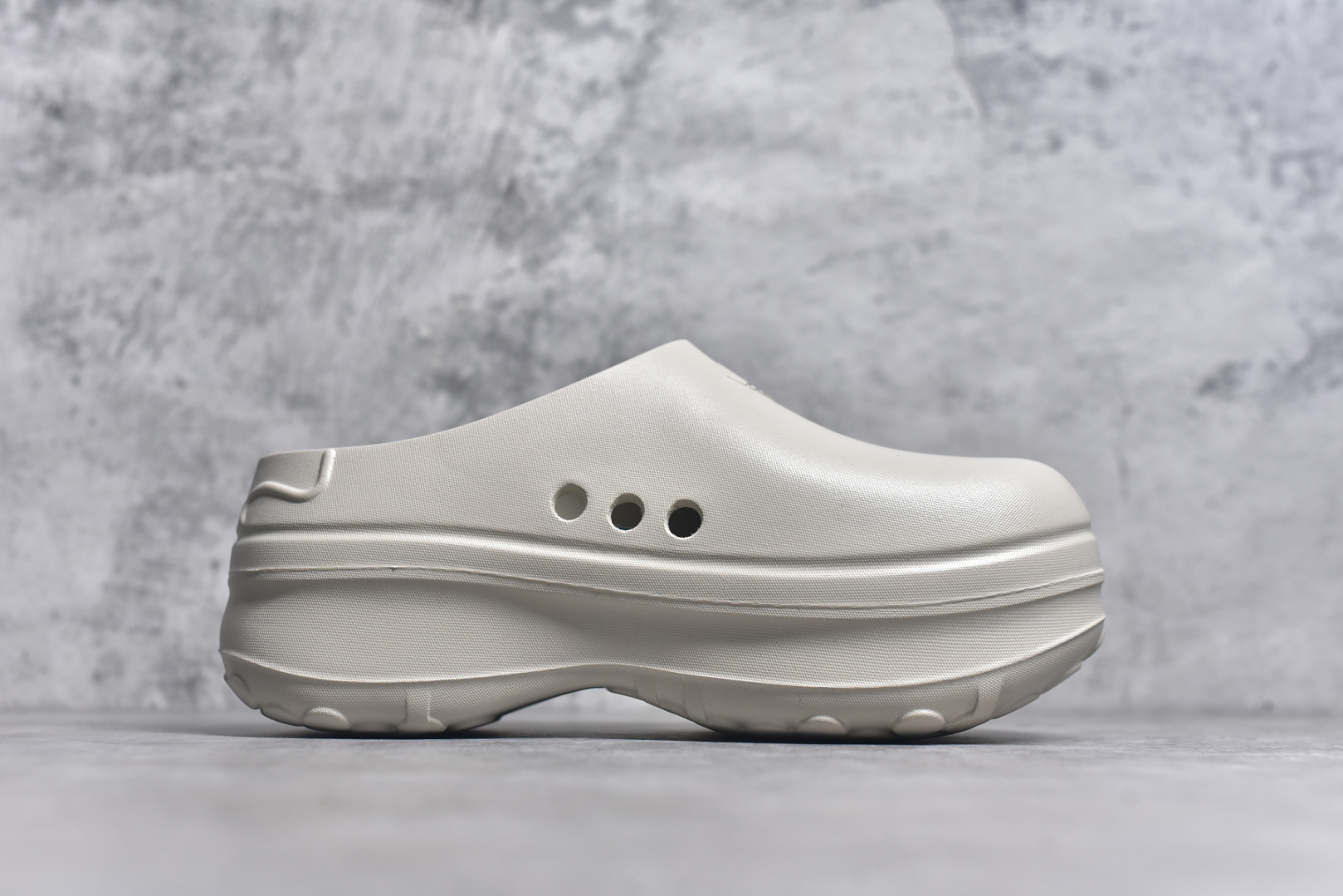 图片[3]-#AD Originals AdiFOM Stan Smith Mule 防滑耐磨轻便运动凉鞋穆勒厨师鞋 米色 IH3361 重金购入原鞋及原档案磨具生产指令开发 鞋头部位凹凸有致 横向大面积波浪纹理 后跟Logo 凹凸明显 轮廓分明 描漆定位精准 公整无偏差不溢出 LOGO内侧钢印清晰工整 原厂磨具全鞋无多余毛边 同源公司EVA粒子环保塑料 原厂指令配方 无任何异味 弹性卡色均保持原鞋一致 匠心打造 鞋口弧度大小 鞋面色泽质感同步原鞋 LOGO内侧钢印清晰工整 中底部分带原厂钢印编号 原厂Ortholite欧斯莱鞋垫 区别掉渣海玻璃鞋垫 吸汗防臭的效果无法相提并论 原厂定制原标 同比ZP 符合人体设计 轻松脚感 一穿即走 这款拖鞋旨在致敬经典的Stan Smith 简约鞋面和后跟细节灵感源于原版 并通过厚实的比例和超光滑的触感 带来现代风格的革新 采用含有甘蔗制成的泡沫材料 心系环保 摆脱绑带或鞋带束缚 易于穿脱 保持舒适 采用天然可再生材料 旨在帮助减少塑料污染 偏小一码 尺码：35-46-选品中心
