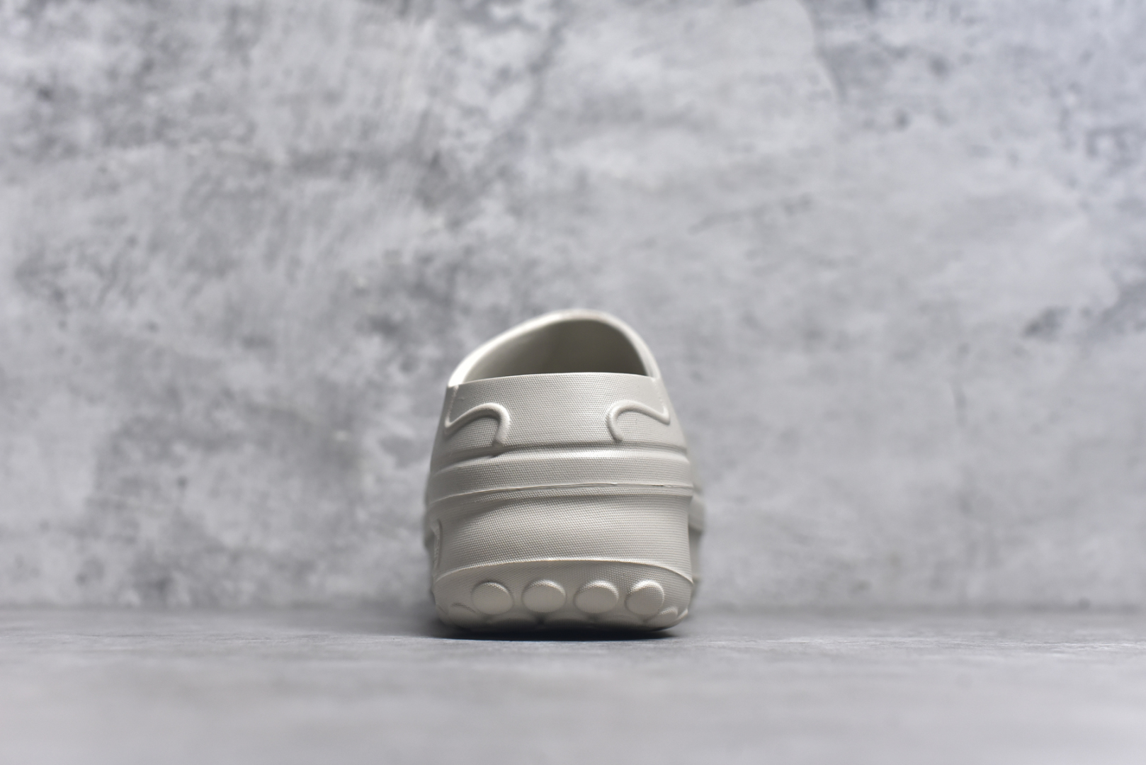 图片[5]-#AD Originals AdiFOM Stan Smith Mule 防滑耐磨轻便运动凉鞋穆勒厨师鞋 米色 IH3361 重金购入原鞋及原档案磨具生产指令开发 鞋头部位凹凸有致 横向大面积波浪纹理 后跟Logo 凹凸明显 轮廓分明 描漆定位精准 公整无偏差不溢出 LOGO内侧钢印清晰工整 原厂磨具全鞋无多余毛边 同源公司EVA粒子环保塑料 原厂指令配方 无任何异味 弹性卡色均保持原鞋一致 匠心打造 鞋口弧度大小 鞋面色泽质感同步原鞋 LOGO内侧钢印清晰工整 中底部分带原厂钢印编号 原厂Ortholite欧斯莱鞋垫 区别掉渣海玻璃鞋垫 吸汗防臭的效果无法相提并论 原厂定制原标 同比ZP 符合人体设计 轻松脚感 一穿即走 这款拖鞋旨在致敬经典的Stan Smith 简约鞋面和后跟细节灵感源于原版 并通过厚实的比例和超光滑的触感 带来现代风格的革新 采用含有甘蔗制成的泡沫材料 心系环保 摆脱绑带或鞋带束缚 易于穿脱 保持舒适 采用天然可再生材料 旨在帮助减少塑料污染 偏小一码 尺码：35-46-选品中心