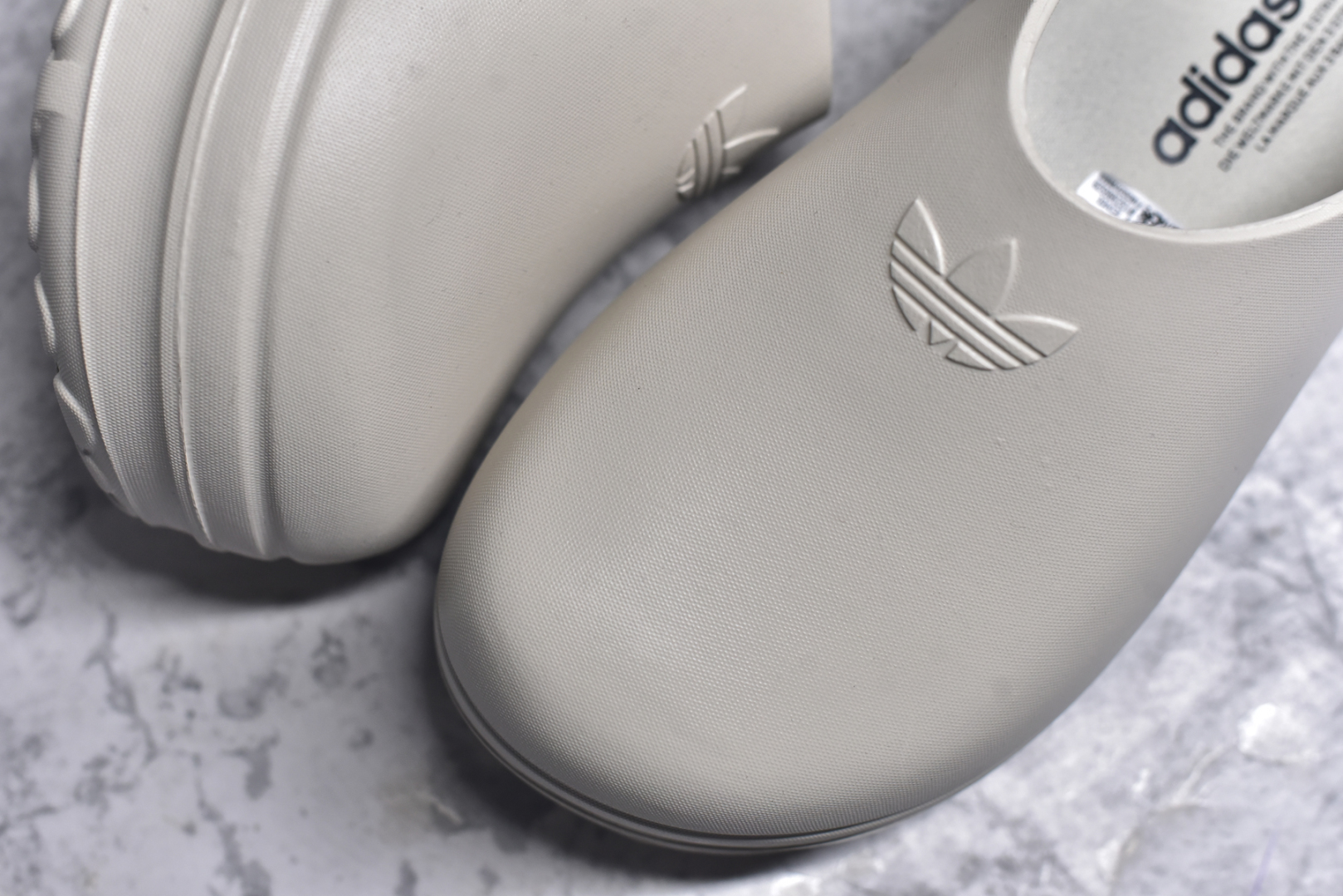 图片[8]-#AD Originals AdiFOM Stan Smith Mule 防滑耐磨轻便运动凉鞋穆勒厨师鞋 米色 IH3361 重金购入原鞋及原档案磨具生产指令开发 鞋头部位凹凸有致 横向大面积波浪纹理 后跟Logo 凹凸明显 轮廓分明 描漆定位精准 公整无偏差不溢出 LOGO内侧钢印清晰工整 原厂磨具全鞋无多余毛边 同源公司EVA粒子环保塑料 原厂指令配方 无任何异味 弹性卡色均保持原鞋一致 匠心打造 鞋口弧度大小 鞋面色泽质感同步原鞋 LOGO内侧钢印清晰工整 中底部分带原厂钢印编号 原厂Ortholite欧斯莱鞋垫 区别掉渣海玻璃鞋垫 吸汗防臭的效果无法相提并论 原厂定制原标 同比ZP 符合人体设计 轻松脚感 一穿即走 这款拖鞋旨在致敬经典的Stan Smith 简约鞋面和后跟细节灵感源于原版 并通过厚实的比例和超光滑的触感 带来现代风格的革新 采用含有甘蔗制成的泡沫材料 心系环保 摆脱绑带或鞋带束缚 易于穿脱 保持舒适 采用天然可再生材料 旨在帮助减少塑料污染 偏小一码 尺码：35-46-选品中心