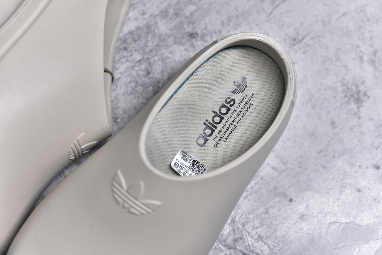 图片[9]-#AD Originals AdiFOM Stan Smith Mule 防滑耐磨轻便运动凉鞋穆勒厨师鞋 米色 IH3361 重金购入原鞋及原档案磨具生产指令开发 鞋头部位凹凸有致 横向大面积波浪纹理 后跟Logo 凹凸明显 轮廓分明 描漆定位精准 公整无偏差不溢出 LOGO内侧钢印清晰工整 原厂磨具全鞋无多余毛边 同源公司EVA粒子环保塑料 原厂指令配方 无任何异味 弹性卡色均保持原鞋一致 匠心打造 鞋口弧度大小 鞋面色泽质感同步原鞋 LOGO内侧钢印清晰工整 中底部分带原厂钢印编号 原厂Ortholite欧斯莱鞋垫 区别掉渣海玻璃鞋垫 吸汗防臭的效果无法相提并论 原厂定制原标 同比ZP 符合人体设计 轻松脚感 一穿即走 这款拖鞋旨在致敬经典的Stan Smith 简约鞋面和后跟细节灵感源于原版 并通过厚实的比例和超光滑的触感 带来现代风格的革新 采用含有甘蔗制成的泡沫材料 心系环保 摆脱绑带或鞋带束缚 易于穿脱 保持舒适 采用天然可再生材料 旨在帮助减少塑料污染 偏小一码 尺码：35-46-选品中心