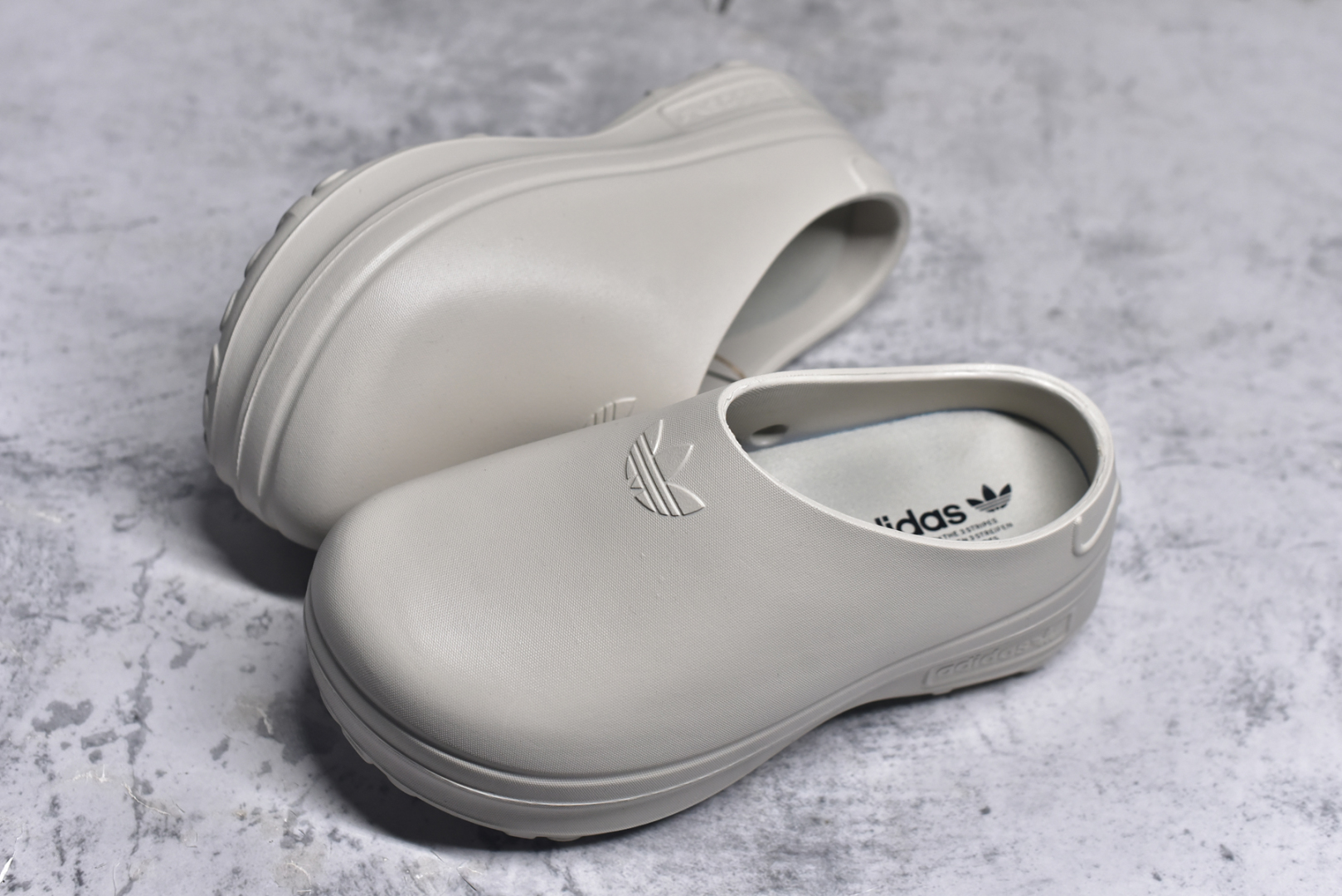 图片[7]-#AD Originals AdiFOM Stan Smith Mule 防滑耐磨轻便运动凉鞋穆勒厨师鞋 米色 IH3361 重金购入原鞋及原档案磨具生产指令开发 鞋头部位凹凸有致 横向大面积波浪纹理 后跟Logo 凹凸明显 轮廓分明 描漆定位精准 公整无偏差不溢出 LOGO内侧钢印清晰工整 原厂磨具全鞋无多余毛边 同源公司EVA粒子环保塑料 原厂指令配方 无任何异味 弹性卡色均保持原鞋一致 匠心打造 鞋口弧度大小 鞋面色泽质感同步原鞋 LOGO内侧钢印清晰工整 中底部分带原厂钢印编号 原厂Ortholite欧斯莱鞋垫 区别掉渣海玻璃鞋垫 吸汗防臭的效果无法相提并论 原厂定制原标 同比ZP 符合人体设计 轻松脚感 一穿即走 这款拖鞋旨在致敬经典的Stan Smith 简约鞋面和后跟细节灵感源于原版 并通过厚实的比例和超光滑的触感 带来现代风格的革新 采用含有甘蔗制成的泡沫材料 心系环保 摆脱绑带或鞋带束缚 易于穿脱 保持舒适 采用天然可再生材料 旨在帮助减少塑料污染 偏小一码 尺码：35-46-选品中心