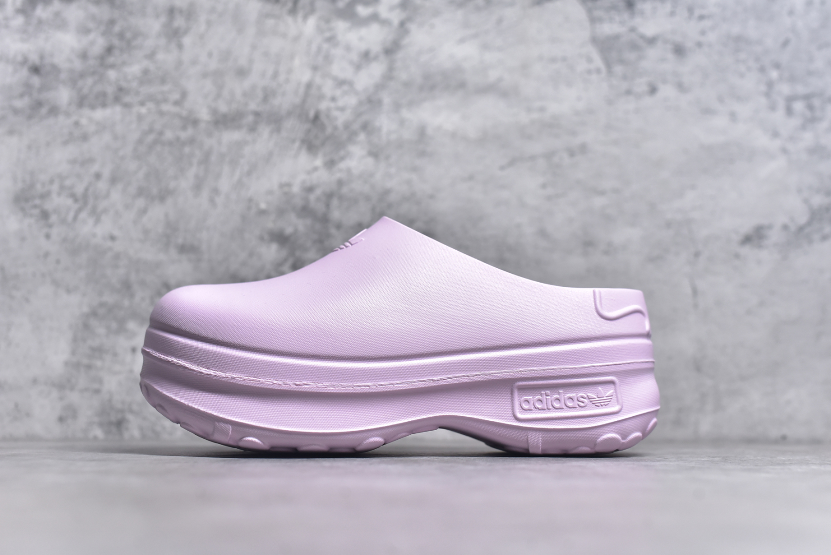 #AD Originals AdiFOM Stan Smith Mule 防滑耐磨轻便运动凉鞋穆勒厨师鞋 樱花粉 IE0480 重金购入原鞋及原档案磨具生产指令开发 鞋头部位凹凸有致 横向大面积波浪纹理 后跟Logo 凹凸明显 轮廓分明 描漆定位精准 公整无偏差不溢出 LOGO内侧钢印清晰工整 原厂磨具全鞋无多余毛边 同源公司EVA粒子环保塑料 原厂指令配方 无任何异味 弹性卡色均保持原鞋一致 匠心打造 鞋口弧度大小 鞋面色泽质感同步原鞋 LOGO内侧钢印清晰工整 中底部分带原厂钢印编号 原厂Ortholite欧斯莱鞋垫 区别掉渣海玻璃鞋垫 吸汗防臭的效果无法相提并论 原厂定制原标 同比ZP 符合人体设计 轻松脚感 一穿即走 这款拖鞋旨在致敬经典的Stan Smith 简约鞋面和后跟细节灵感源于原版 并通过厚实的比例和超光滑的触感 带来现代风格的革新 采用含有甘蔗制成的泡沫材料 心系环保 摆脱绑带或鞋带束缚 易于穿脱 保持舒适 采用天然可再生材料 旨在帮助减少塑料污染 偏小一码 尺码：35 36 37 38 39 40-选品中心