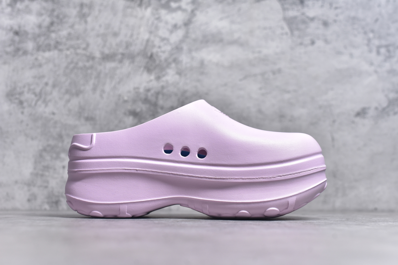 图片[3]-#AD Originals AdiFOM Stan Smith Mule 防滑耐磨轻便运动凉鞋穆勒厨师鞋 樱花粉 IE0480 重金购入原鞋及原档案磨具生产指令开发 鞋头部位凹凸有致 横向大面积波浪纹理 后跟Logo 凹凸明显 轮廓分明 描漆定位精准 公整无偏差不溢出 LOGO内侧钢印清晰工整 原厂磨具全鞋无多余毛边 同源公司EVA粒子环保塑料 原厂指令配方 无任何异味 弹性卡色均保持原鞋一致 匠心打造 鞋口弧度大小 鞋面色泽质感同步原鞋 LOGO内侧钢印清晰工整 中底部分带原厂钢印编号 原厂Ortholite欧斯莱鞋垫 区别掉渣海玻璃鞋垫 吸汗防臭的效果无法相提并论 原厂定制原标 同比ZP 符合人体设计 轻松脚感 一穿即走 这款拖鞋旨在致敬经典的Stan Smith 简约鞋面和后跟细节灵感源于原版 并通过厚实的比例和超光滑的触感 带来现代风格的革新 采用含有甘蔗制成的泡沫材料 心系环保 摆脱绑带或鞋带束缚 易于穿脱 保持舒适 采用天然可再生材料 旨在帮助减少塑料污染 偏小一码 尺码：35 36 37 38 39 40-选品中心