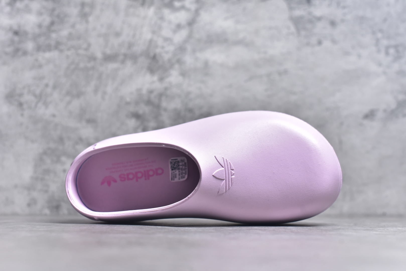 图片[4]-#AD Originals AdiFOM Stan Smith Mule 防滑耐磨轻便运动凉鞋穆勒厨师鞋 樱花粉 IE0480 重金购入原鞋及原档案磨具生产指令开发 鞋头部位凹凸有致 横向大面积波浪纹理 后跟Logo 凹凸明显 轮廓分明 描漆定位精准 公整无偏差不溢出 LOGO内侧钢印清晰工整 原厂磨具全鞋无多余毛边 同源公司EVA粒子环保塑料 原厂指令配方 无任何异味 弹性卡色均保持原鞋一致 匠心打造 鞋口弧度大小 鞋面色泽质感同步原鞋 LOGO内侧钢印清晰工整 中底部分带原厂钢印编号 原厂Ortholite欧斯莱鞋垫 区别掉渣海玻璃鞋垫 吸汗防臭的效果无法相提并论 原厂定制原标 同比ZP 符合人体设计 轻松脚感 一穿即走 这款拖鞋旨在致敬经典的Stan Smith 简约鞋面和后跟细节灵感源于原版 并通过厚实的比例和超光滑的触感 带来现代风格的革新 采用含有甘蔗制成的泡沫材料 心系环保 摆脱绑带或鞋带束缚 易于穿脱 保持舒适 采用天然可再生材料 旨在帮助减少塑料污染 偏小一码 尺码：35 36 37 38 39 40-选品中心