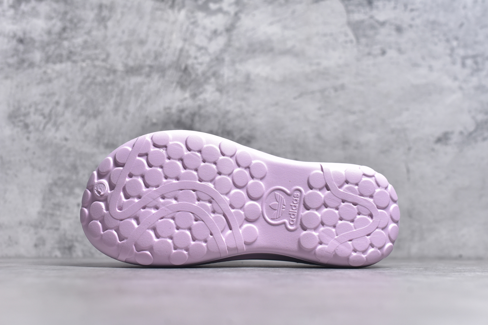 图片[6]-#AD Originals AdiFOM Stan Smith Mule 防滑耐磨轻便运动凉鞋穆勒厨师鞋 樱花粉 IE0480 重金购入原鞋及原档案磨具生产指令开发 鞋头部位凹凸有致 横向大面积波浪纹理 后跟Logo 凹凸明显 轮廓分明 描漆定位精准 公整无偏差不溢出 LOGO内侧钢印清晰工整 原厂磨具全鞋无多余毛边 同源公司EVA粒子环保塑料 原厂指令配方 无任何异味 弹性卡色均保持原鞋一致 匠心打造 鞋口弧度大小 鞋面色泽质感同步原鞋 LOGO内侧钢印清晰工整 中底部分带原厂钢印编号 原厂Ortholite欧斯莱鞋垫 区别掉渣海玻璃鞋垫 吸汗防臭的效果无法相提并论 原厂定制原标 同比ZP 符合人体设计 轻松脚感 一穿即走 这款拖鞋旨在致敬经典的Stan Smith 简约鞋面和后跟细节灵感源于原版 并通过厚实的比例和超光滑的触感 带来现代风格的革新 采用含有甘蔗制成的泡沫材料 心系环保 摆脱绑带或鞋带束缚 易于穿脱 保持舒适 采用天然可再生材料 旨在帮助减少塑料污染 偏小一码 尺码：35 36 37 38 39 40-选品中心
