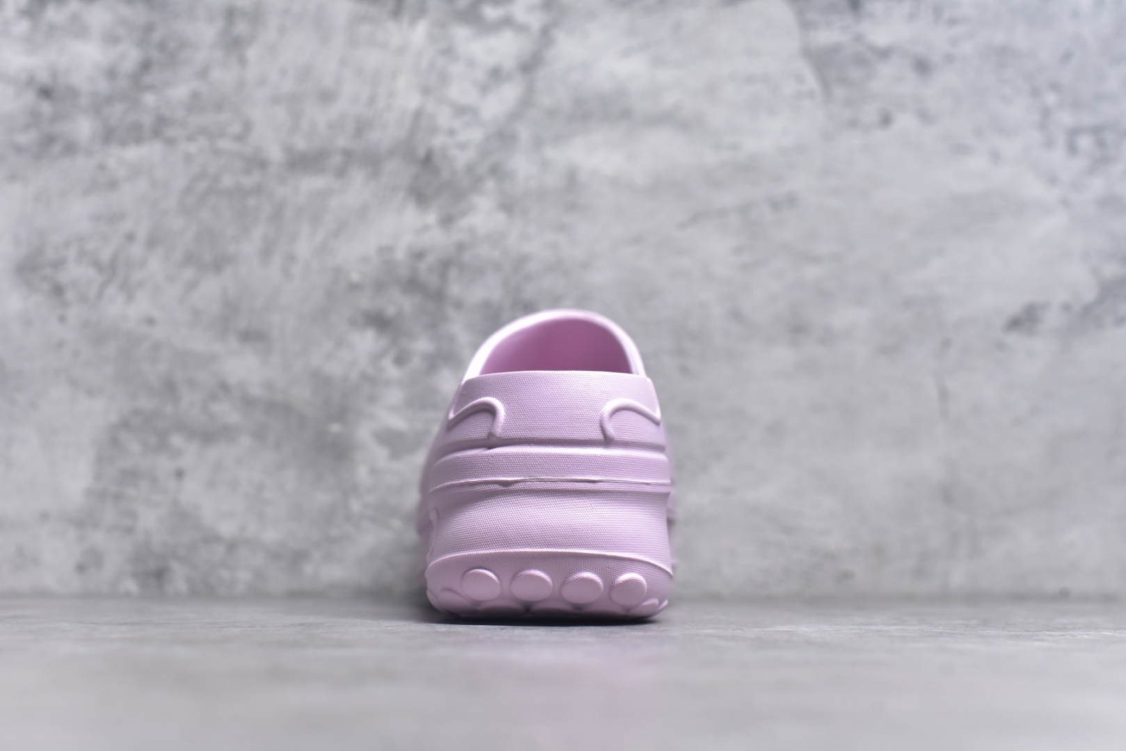 图片[5]-#AD Originals AdiFOM Stan Smith Mule 防滑耐磨轻便运动凉鞋穆勒厨师鞋 樱花粉 IE0480 重金购入原鞋及原档案磨具生产指令开发 鞋头部位凹凸有致 横向大面积波浪纹理 后跟Logo 凹凸明显 轮廓分明 描漆定位精准 公整无偏差不溢出 LOGO内侧钢印清晰工整 原厂磨具全鞋无多余毛边 同源公司EVA粒子环保塑料 原厂指令配方 无任何异味 弹性卡色均保持原鞋一致 匠心打造 鞋口弧度大小 鞋面色泽质感同步原鞋 LOGO内侧钢印清晰工整 中底部分带原厂钢印编号 原厂Ortholite欧斯莱鞋垫 区别掉渣海玻璃鞋垫 吸汗防臭的效果无法相提并论 原厂定制原标 同比ZP 符合人体设计 轻松脚感 一穿即走 这款拖鞋旨在致敬经典的Stan Smith 简约鞋面和后跟细节灵感源于原版 并通过厚实的比例和超光滑的触感 带来现代风格的革新 采用含有甘蔗制成的泡沫材料 心系环保 摆脱绑带或鞋带束缚 易于穿脱 保持舒适 采用天然可再生材料 旨在帮助减少塑料污染 偏小一码 尺码：35 36 37 38 39 40-选品中心