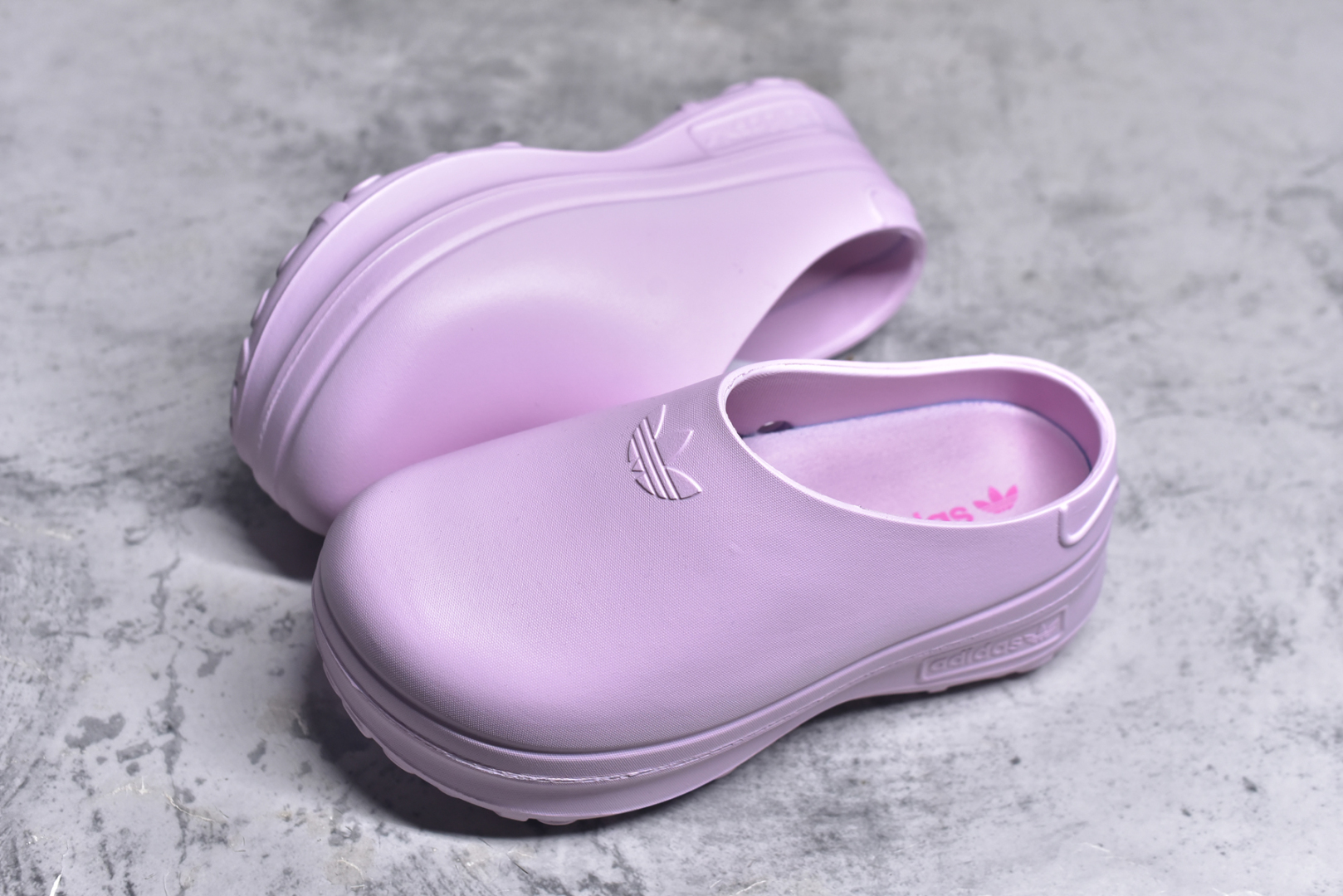 图片[7]-#AD Originals AdiFOM Stan Smith Mule 防滑耐磨轻便运动凉鞋穆勒厨师鞋 樱花粉 IE0480 重金购入原鞋及原档案磨具生产指令开发 鞋头部位凹凸有致 横向大面积波浪纹理 后跟Logo 凹凸明显 轮廓分明 描漆定位精准 公整无偏差不溢出 LOGO内侧钢印清晰工整 原厂磨具全鞋无多余毛边 同源公司EVA粒子环保塑料 原厂指令配方 无任何异味 弹性卡色均保持原鞋一致 匠心打造 鞋口弧度大小 鞋面色泽质感同步原鞋 LOGO内侧钢印清晰工整 中底部分带原厂钢印编号 原厂Ortholite欧斯莱鞋垫 区别掉渣海玻璃鞋垫 吸汗防臭的效果无法相提并论 原厂定制原标 同比ZP 符合人体设计 轻松脚感 一穿即走 这款拖鞋旨在致敬经典的Stan Smith 简约鞋面和后跟细节灵感源于原版 并通过厚实的比例和超光滑的触感 带来现代风格的革新 采用含有甘蔗制成的泡沫材料 心系环保 摆脱绑带或鞋带束缚 易于穿脱 保持舒适 采用天然可再生材料 旨在帮助减少塑料污染 偏小一码 尺码：35 36 37 38 39 40-选品中心