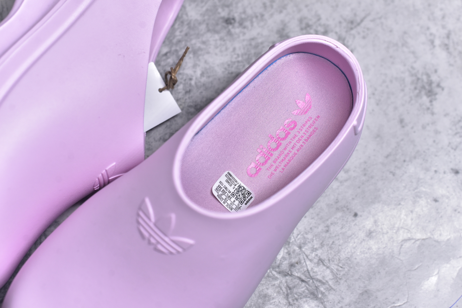 图片[9]-#AD Originals AdiFOM Stan Smith Mule 防滑耐磨轻便运动凉鞋穆勒厨师鞋 樱花粉 IE0480 重金购入原鞋及原档案磨具生产指令开发 鞋头部位凹凸有致 横向大面积波浪纹理 后跟Logo 凹凸明显 轮廓分明 描漆定位精准 公整无偏差不溢出 LOGO内侧钢印清晰工整 原厂磨具全鞋无多余毛边 同源公司EVA粒子环保塑料 原厂指令配方 无任何异味 弹性卡色均保持原鞋一致 匠心打造 鞋口弧度大小 鞋面色泽质感同步原鞋 LOGO内侧钢印清晰工整 中底部分带原厂钢印编号 原厂Ortholite欧斯莱鞋垫 区别掉渣海玻璃鞋垫 吸汗防臭的效果无法相提并论 原厂定制原标 同比ZP 符合人体设计 轻松脚感 一穿即走 这款拖鞋旨在致敬经典的Stan Smith 简约鞋面和后跟细节灵感源于原版 并通过厚实的比例和超光滑的触感 带来现代风格的革新 采用含有甘蔗制成的泡沫材料 心系环保 摆脱绑带或鞋带束缚 易于穿脱 保持舒适 采用天然可再生材料 旨在帮助减少塑料污染 偏小一码 尺码：35 36 37 38 39 40-选品中心