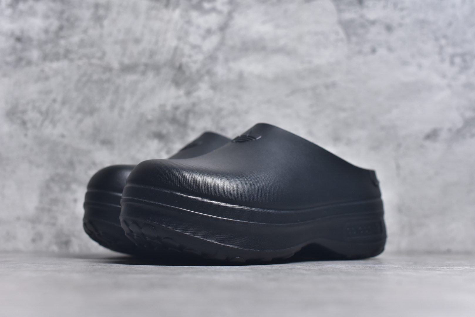 图片[2]-#AD Originals AdiFOM Stan Smith Mule 防滑耐磨轻便运动凉鞋穆勒厨师鞋 黑色 IE4626 重金购入原鞋及原档案磨具生产指令开发 鞋头部位凹凸有致 横向大面积波浪纹理 后跟Logo 凹凸明显 轮廓分明 描漆定位精准 公整无偏差不溢出 LOGO内侧钢印清晰工整 原厂磨具全鞋无多余毛边 同源公司EVA粒子环保塑料 原厂指令配方 无任何异味 弹性卡色均保持原鞋一致 匠心打造 鞋口弧度大小 鞋面色泽质感同步原鞋 LOGO内侧钢印清晰工整 中底部分带原厂钢印编号 原厂Ortholite欧斯莱鞋垫 区别掉渣海玻璃鞋垫 吸汗防臭的效果无法相提并论 原厂定制原标 同比ZP 符合人体设计 轻松脚感 一穿即走 这款拖鞋旨在致敬经典的Stan Smith 简约鞋面和后跟细节灵感源于原版 并通过厚实的比例和超光滑的触感 带来现代风格的革新 采用含有甘蔗制成的泡沫材料 心系环保 摆脱绑带或鞋带束缚 易于穿脱 保持舒适 采用天然可再生材料 旨在帮助减少塑料污染 偏小一码 尺码：35-46-选品中心