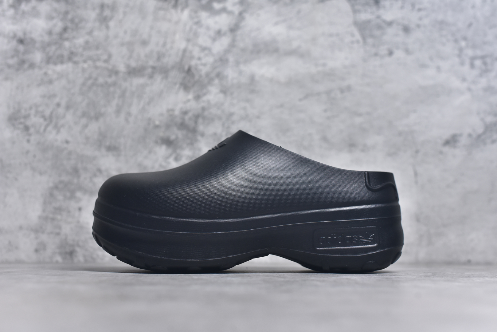 #AD Originals AdiFOM Stan Smith Mule 防滑耐磨轻便运动凉鞋穆勒厨师鞋 黑色 IE4626 重金购入原鞋及原档案磨具生产指令开发 鞋头部位凹凸有致 横向大面积波浪纹理 后跟Logo 凹凸明显 轮廓分明 描漆定位精准 公整无偏差不溢出 LOGO内侧钢印清晰工整 原厂磨具全鞋无多余毛边 同源公司EVA粒子环保塑料 原厂指令配方 无任何异味 弹性卡色均保持原鞋一致 匠心打造 鞋口弧度大小 鞋面色泽质感同步原鞋 LOGO内侧钢印清晰工整 中底部分带原厂钢印编号 原厂Ortholite欧斯莱鞋垫 区别掉渣海玻璃鞋垫 吸汗防臭的效果无法相提并论 原厂定制原标 同比ZP 符合人体设计 轻松脚感 一穿即走 这款拖鞋旨在致敬经典的Stan Smith 简约鞋面和后跟细节灵感源于原版 并通过厚实的比例和超光滑的触感 带来现代风格的革新 采用含有甘蔗制成的泡沫材料 心系环保 摆脱绑带或鞋带束缚 易于穿脱 保持舒适 采用天然可再生材料 旨在帮助减少塑料污染 偏小一码 尺码：35-46-选品中心