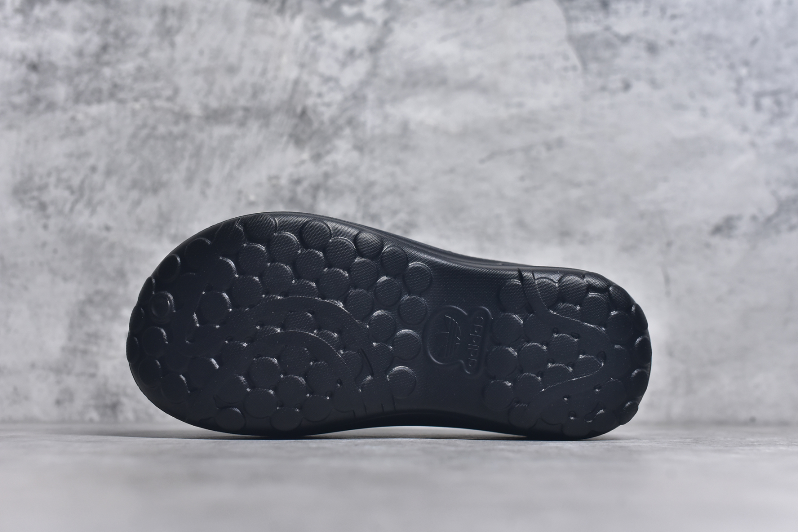 图片[6]-#AD Originals AdiFOM Stan Smith Mule 防滑耐磨轻便运动凉鞋穆勒厨师鞋 黑色 IE4626 重金购入原鞋及原档案磨具生产指令开发 鞋头部位凹凸有致 横向大面积波浪纹理 后跟Logo 凹凸明显 轮廓分明 描漆定位精准 公整无偏差不溢出 LOGO内侧钢印清晰工整 原厂磨具全鞋无多余毛边 同源公司EVA粒子环保塑料 原厂指令配方 无任何异味 弹性卡色均保持原鞋一致 匠心打造 鞋口弧度大小 鞋面色泽质感同步原鞋 LOGO内侧钢印清晰工整 中底部分带原厂钢印编号 原厂Ortholite欧斯莱鞋垫 区别掉渣海玻璃鞋垫 吸汗防臭的效果无法相提并论 原厂定制原标 同比ZP 符合人体设计 轻松脚感 一穿即走 这款拖鞋旨在致敬经典的Stan Smith 简约鞋面和后跟细节灵感源于原版 并通过厚实的比例和超光滑的触感 带来现代风格的革新 采用含有甘蔗制成的泡沫材料 心系环保 摆脱绑带或鞋带束缚 易于穿脱 保持舒适 采用天然可再生材料 旨在帮助减少塑料污染 偏小一码 尺码：35-46-选品中心