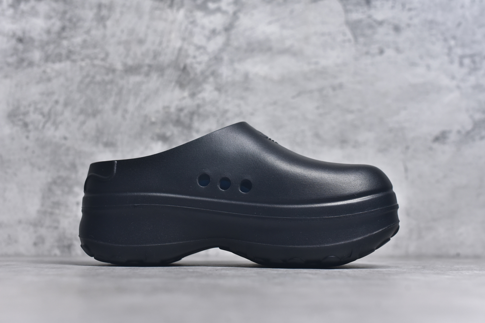 图片[3]-#AD Originals AdiFOM Stan Smith Mule 防滑耐磨轻便运动凉鞋穆勒厨师鞋 黑色 IE4626 重金购入原鞋及原档案磨具生产指令开发 鞋头部位凹凸有致 横向大面积波浪纹理 后跟Logo 凹凸明显 轮廓分明 描漆定位精准 公整无偏差不溢出 LOGO内侧钢印清晰工整 原厂磨具全鞋无多余毛边 同源公司EVA粒子环保塑料 原厂指令配方 无任何异味 弹性卡色均保持原鞋一致 匠心打造 鞋口弧度大小 鞋面色泽质感同步原鞋 LOGO内侧钢印清晰工整 中底部分带原厂钢印编号 原厂Ortholite欧斯莱鞋垫 区别掉渣海玻璃鞋垫 吸汗防臭的效果无法相提并论 原厂定制原标 同比ZP 符合人体设计 轻松脚感 一穿即走 这款拖鞋旨在致敬经典的Stan Smith 简约鞋面和后跟细节灵感源于原版 并通过厚实的比例和超光滑的触感 带来现代风格的革新 采用含有甘蔗制成的泡沫材料 心系环保 摆脱绑带或鞋带束缚 易于穿脱 保持舒适 采用天然可再生材料 旨在帮助减少塑料污染 偏小一码 尺码：35-46-选品中心