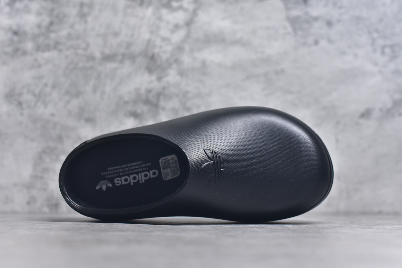 图片[4]-#AD Originals AdiFOM Stan Smith Mule 防滑耐磨轻便运动凉鞋穆勒厨师鞋 黑色 IE4626 重金购入原鞋及原档案磨具生产指令开发 鞋头部位凹凸有致 横向大面积波浪纹理 后跟Logo 凹凸明显 轮廓分明 描漆定位精准 公整无偏差不溢出 LOGO内侧钢印清晰工整 原厂磨具全鞋无多余毛边 同源公司EVA粒子环保塑料 原厂指令配方 无任何异味 弹性卡色均保持原鞋一致 匠心打造 鞋口弧度大小 鞋面色泽质感同步原鞋 LOGO内侧钢印清晰工整 中底部分带原厂钢印编号 原厂Ortholite欧斯莱鞋垫 区别掉渣海玻璃鞋垫 吸汗防臭的效果无法相提并论 原厂定制原标 同比ZP 符合人体设计 轻松脚感 一穿即走 这款拖鞋旨在致敬经典的Stan Smith 简约鞋面和后跟细节灵感源于原版 并通过厚实的比例和超光滑的触感 带来现代风格的革新 采用含有甘蔗制成的泡沫材料 心系环保 摆脱绑带或鞋带束缚 易于穿脱 保持舒适 采用天然可再生材料 旨在帮助减少塑料污染 偏小一码 尺码：35-46-选品中心