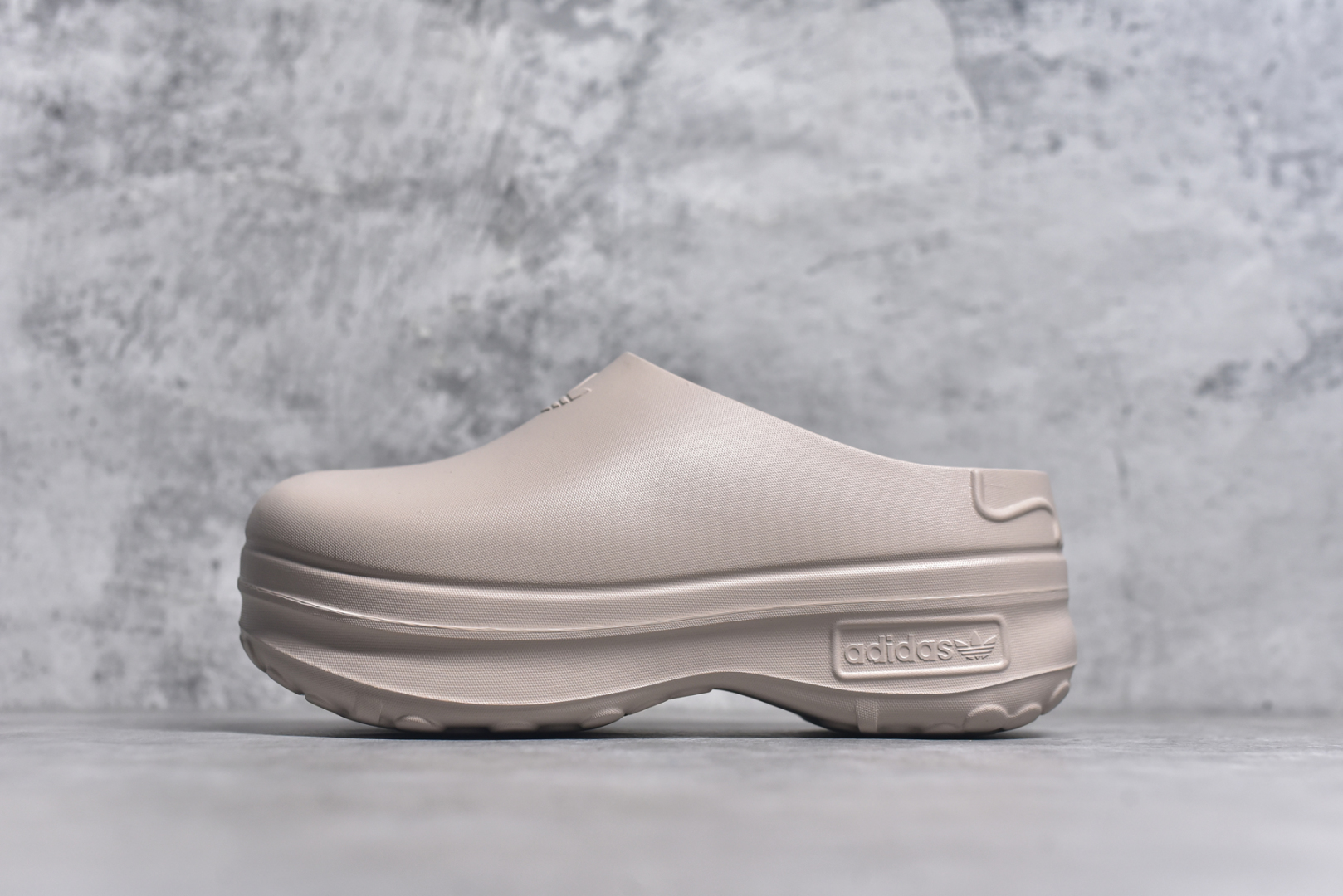 #AD Originals AdiFOM Stan Smith Mule 防滑耐磨轻便运动凉鞋穆勒厨师鞋 沙褐色 IE7052 重金购入原鞋及原档案磨具生产指令开发 鞋头部位凹凸有致 横向大面积波浪纹理 后跟Logo 凹凸明显 轮廓分明 描漆定位精准 公整无偏差不溢出 LOGO内侧钢印清晰工整 原厂磨具全鞋无多余毛边 同源公司EVA粒子环保塑料 原厂指令配方 无任何异味 弹性卡色均保持原鞋一致 匠心打造 鞋口弧度大小 鞋面色泽质感同步原鞋 LOGO内侧钢印清晰工整 中底部分带原厂钢印编号 原厂Ortholite欧斯莱鞋垫 区别掉渣海玻璃鞋垫 吸汗防臭的效果无法相提并论 原厂定制原标 同比ZP 符合人体设计 轻松脚感 一穿即走 这款拖鞋旨在致敬经典的Stan Smith 简约鞋面和后跟细节灵感源于原版 并通过厚实的比例和超光滑的触感 带来现代风格的革新 采用含有甘蔗制成的泡沫材料 心系环保 摆脱绑带或鞋带束缚 易于穿脱 保持舒适 采用天然可再生材料 旨在帮助减少塑料污染 偏小一码 尺码：35-46-选品中心