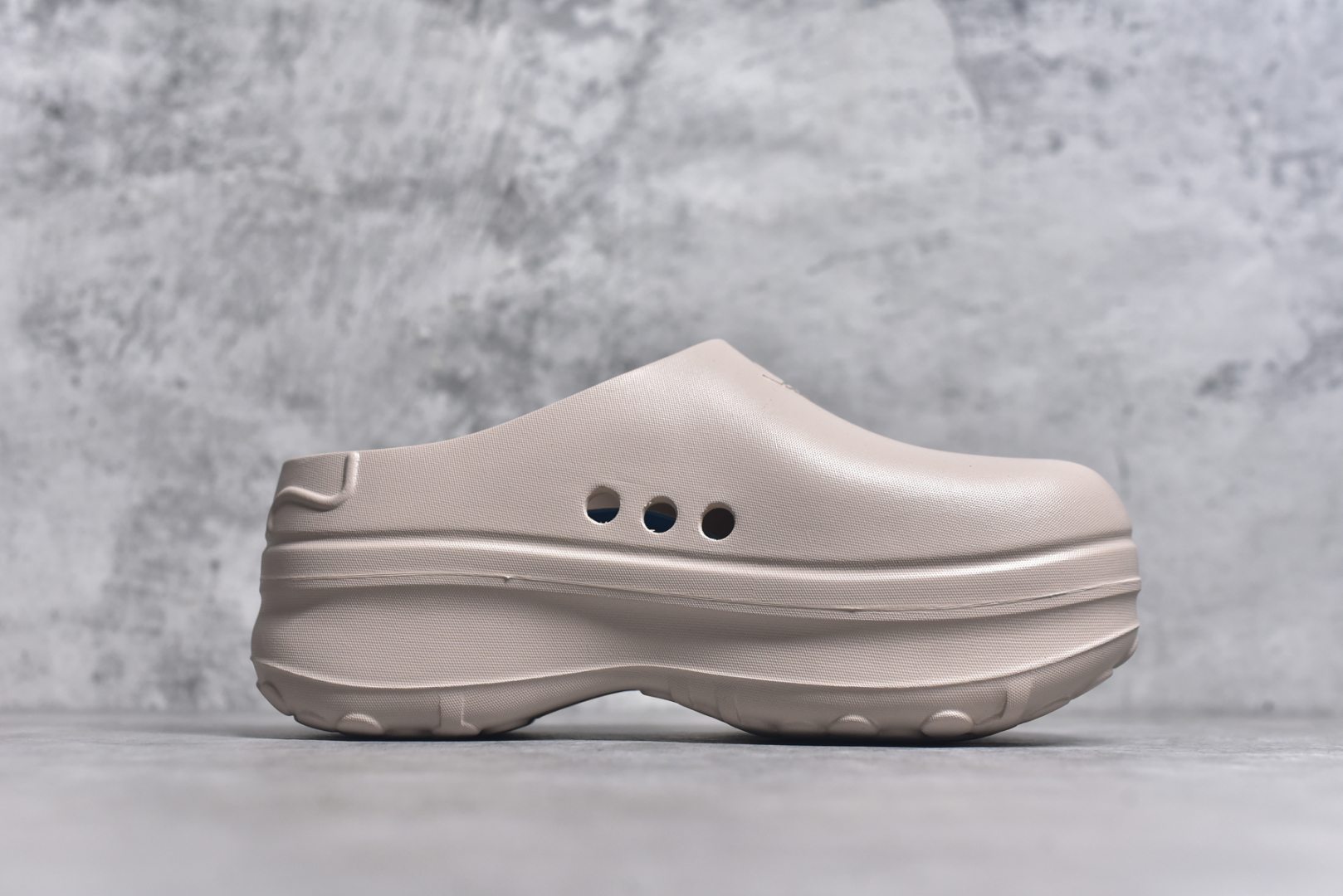 图片[3]-#AD Originals AdiFOM Stan Smith Mule 防滑耐磨轻便运动凉鞋穆勒厨师鞋 沙褐色 IE7052 重金购入原鞋及原档案磨具生产指令开发 鞋头部位凹凸有致 横向大面积波浪纹理 后跟Logo 凹凸明显 轮廓分明 描漆定位精准 公整无偏差不溢出 LOGO内侧钢印清晰工整 原厂磨具全鞋无多余毛边 同源公司EVA粒子环保塑料 原厂指令配方 无任何异味 弹性卡色均保持原鞋一致 匠心打造 鞋口弧度大小 鞋面色泽质感同步原鞋 LOGO内侧钢印清晰工整 中底部分带原厂钢印编号 原厂Ortholite欧斯莱鞋垫 区别掉渣海玻璃鞋垫 吸汗防臭的效果无法相提并论 原厂定制原标 同比ZP 符合人体设计 轻松脚感 一穿即走 这款拖鞋旨在致敬经典的Stan Smith 简约鞋面和后跟细节灵感源于原版 并通过厚实的比例和超光滑的触感 带来现代风格的革新 采用含有甘蔗制成的泡沫材料 心系环保 摆脱绑带或鞋带束缚 易于穿脱 保持舒适 采用天然可再生材料 旨在帮助减少塑料污染 偏小一码 尺码：35-46-选品中心