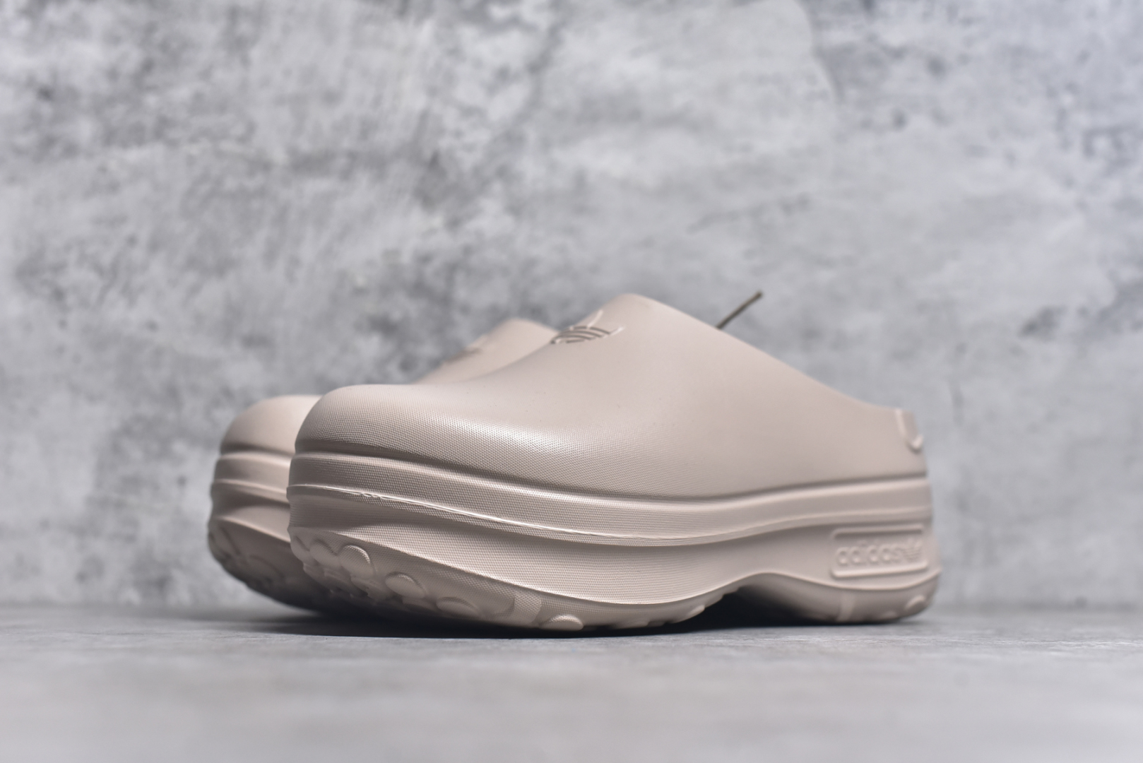 图片[2]-#AD Originals AdiFOM Stan Smith Mule 防滑耐磨轻便运动凉鞋穆勒厨师鞋 沙褐色 IE7052 重金购入原鞋及原档案磨具生产指令开发 鞋头部位凹凸有致 横向大面积波浪纹理 后跟Logo 凹凸明显 轮廓分明 描漆定位精准 公整无偏差不溢出 LOGO内侧钢印清晰工整 原厂磨具全鞋无多余毛边 同源公司EVA粒子环保塑料 原厂指令配方 无任何异味 弹性卡色均保持原鞋一致 匠心打造 鞋口弧度大小 鞋面色泽质感同步原鞋 LOGO内侧钢印清晰工整 中底部分带原厂钢印编号 原厂Ortholite欧斯莱鞋垫 区别掉渣海玻璃鞋垫 吸汗防臭的效果无法相提并论 原厂定制原标 同比ZP 符合人体设计 轻松脚感 一穿即走 这款拖鞋旨在致敬经典的Stan Smith 简约鞋面和后跟细节灵感源于原版 并通过厚实的比例和超光滑的触感 带来现代风格的革新 采用含有甘蔗制成的泡沫材料 心系环保 摆脱绑带或鞋带束缚 易于穿脱 保持舒适 采用天然可再生材料 旨在帮助减少塑料污染 偏小一码 尺码：35-46-选品中心