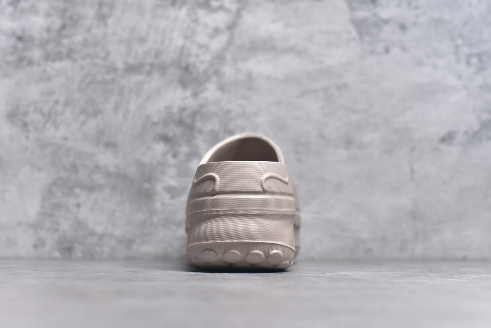 图片[5]-#AD Originals AdiFOM Stan Smith Mule 防滑耐磨轻便运动凉鞋穆勒厨师鞋 沙褐色 IE7052 重金购入原鞋及原档案磨具生产指令开发 鞋头部位凹凸有致 横向大面积波浪纹理 后跟Logo 凹凸明显 轮廓分明 描漆定位精准 公整无偏差不溢出 LOGO内侧钢印清晰工整 原厂磨具全鞋无多余毛边 同源公司EVA粒子环保塑料 原厂指令配方 无任何异味 弹性卡色均保持原鞋一致 匠心打造 鞋口弧度大小 鞋面色泽质感同步原鞋 LOGO内侧钢印清晰工整 中底部分带原厂钢印编号 原厂Ortholite欧斯莱鞋垫 区别掉渣海玻璃鞋垫 吸汗防臭的效果无法相提并论 原厂定制原标 同比ZP 符合人体设计 轻松脚感 一穿即走 这款拖鞋旨在致敬经典的Stan Smith 简约鞋面和后跟细节灵感源于原版 并通过厚实的比例和超光滑的触感 带来现代风格的革新 采用含有甘蔗制成的泡沫材料 心系环保 摆脱绑带或鞋带束缚 易于穿脱 保持舒适 采用天然可再生材料 旨在帮助减少塑料污染 偏小一码 尺码：35-46-选品中心