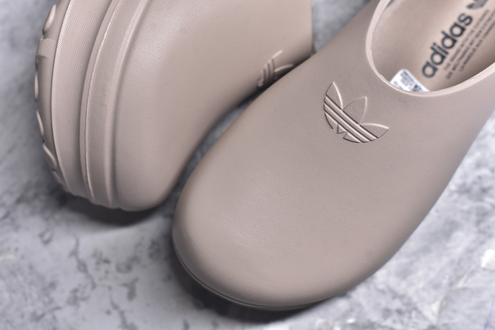 图片[8]-#AD Originals AdiFOM Stan Smith Mule 防滑耐磨轻便运动凉鞋穆勒厨师鞋 沙褐色 IE7052 重金购入原鞋及原档案磨具生产指令开发 鞋头部位凹凸有致 横向大面积波浪纹理 后跟Logo 凹凸明显 轮廓分明 描漆定位精准 公整无偏差不溢出 LOGO内侧钢印清晰工整 原厂磨具全鞋无多余毛边 同源公司EVA粒子环保塑料 原厂指令配方 无任何异味 弹性卡色均保持原鞋一致 匠心打造 鞋口弧度大小 鞋面色泽质感同步原鞋 LOGO内侧钢印清晰工整 中底部分带原厂钢印编号 原厂Ortholite欧斯莱鞋垫 区别掉渣海玻璃鞋垫 吸汗防臭的效果无法相提并论 原厂定制原标 同比ZP 符合人体设计 轻松脚感 一穿即走 这款拖鞋旨在致敬经典的Stan Smith 简约鞋面和后跟细节灵感源于原版 并通过厚实的比例和超光滑的触感 带来现代风格的革新 采用含有甘蔗制成的泡沫材料 心系环保 摆脱绑带或鞋带束缚 易于穿脱 保持舒适 采用天然可再生材料 旨在帮助减少塑料污染 偏小一码 尺码：35-46-选品中心