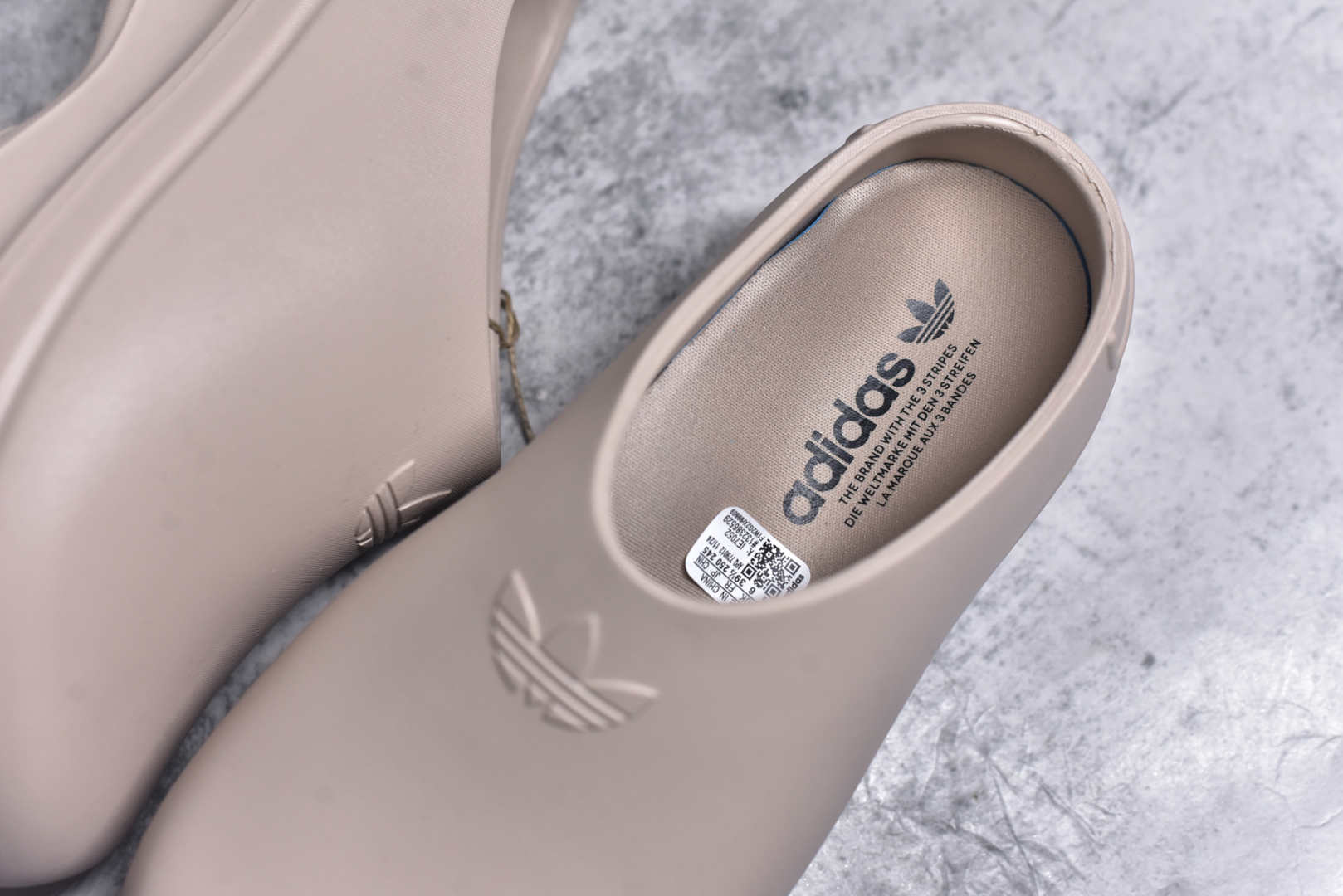 图片[9]-#AD Originals AdiFOM Stan Smith Mule 防滑耐磨轻便运动凉鞋穆勒厨师鞋 沙褐色 IE7052 重金购入原鞋及原档案磨具生产指令开发 鞋头部位凹凸有致 横向大面积波浪纹理 后跟Logo 凹凸明显 轮廓分明 描漆定位精准 公整无偏差不溢出 LOGO内侧钢印清晰工整 原厂磨具全鞋无多余毛边 同源公司EVA粒子环保塑料 原厂指令配方 无任何异味 弹性卡色均保持原鞋一致 匠心打造 鞋口弧度大小 鞋面色泽质感同步原鞋 LOGO内侧钢印清晰工整 中底部分带原厂钢印编号 原厂Ortholite欧斯莱鞋垫 区别掉渣海玻璃鞋垫 吸汗防臭的效果无法相提并论 原厂定制原标 同比ZP 符合人体设计 轻松脚感 一穿即走 这款拖鞋旨在致敬经典的Stan Smith 简约鞋面和后跟细节灵感源于原版 并通过厚实的比例和超光滑的触感 带来现代风格的革新 采用含有甘蔗制成的泡沫材料 心系环保 摆脱绑带或鞋带束缚 易于穿脱 保持舒适 采用天然可再生材料 旨在帮助减少塑料污染 偏小一码 尺码：35-46-选品中心