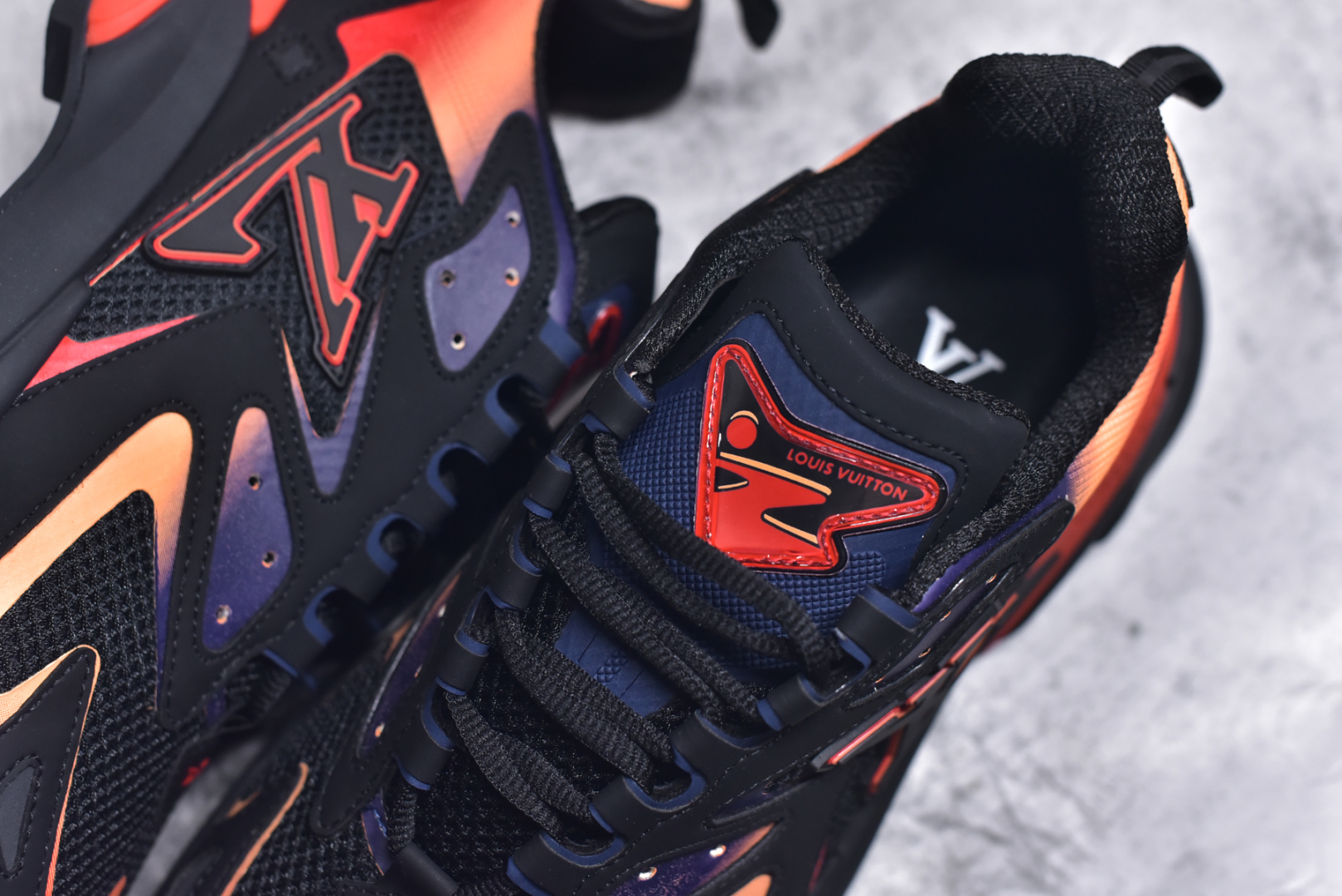 图片[9]-#LV Runner Tatic 运动鞋向传统跑鞋汲取灵感，新颖亮相路易威登 春夏秀场。网格织物混搭金属质感帆布，加衬鞋领和科技内衬提升舒适质感，LV 字母和反光 Monogram 花卉点缀一侧混合材质 橡胶外底 鞋舌饰有路易威登标识侧面饰有 外底饰有 Vuitton 标识 网格织物混合牛皮革，诠释跑鞋的设计精髓，舒适加衬鞋领、柔软科技内衬和轻盈橡胶外底完善整体。 尺码：40 41 42 43 44 45 46-选品中心