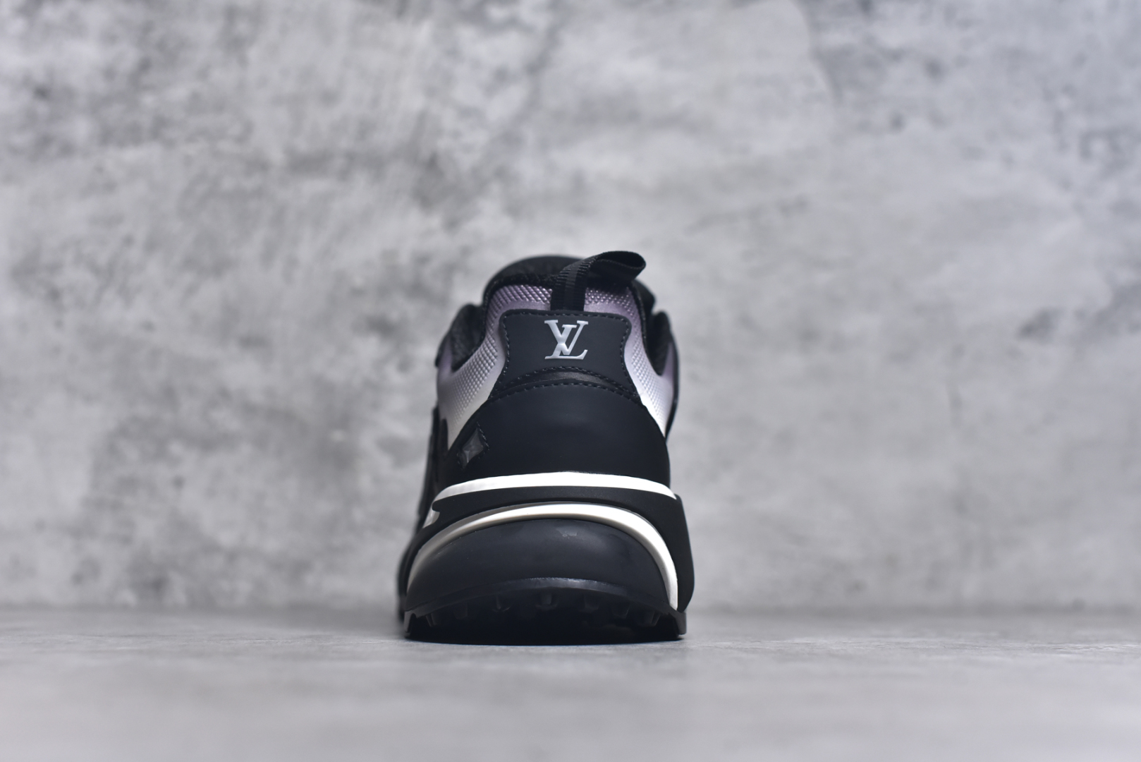 图片[5]-#LV Runner Tatic 运动鞋向传统跑鞋汲取灵感，新颖亮相路易威登 春夏秀场。网格织物混搭金属质感帆布，加衬鞋领和科技内衬提升舒适质感，LV 字母和反光 Monogram 花卉点缀一侧混合材质 橡胶外底 鞋舌饰有路易威登标识侧面饰有 外底饰有 Vuitton 标识 网格织物混合牛皮革，诠释跑鞋的设计精髓，舒适加衬鞋领、柔软科技内衬和轻盈橡胶外底完善整体。 尺码：40 41 42 43 44 45 46-选品中心