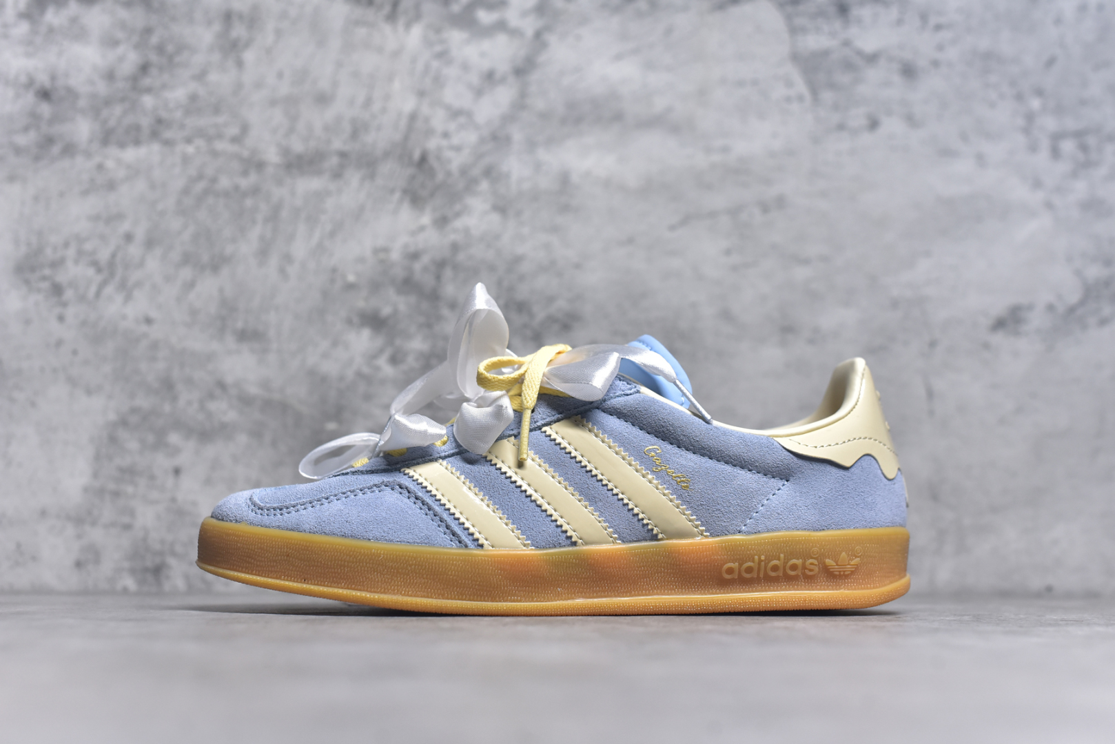 #AD Gazelle Indoor Trainers 羚羊内训系列低帮复古百搭休闲运动德训风板鞋 JR8029 90年代经典的复刻版！自60年代以足球训练鞋面世以来,Gazelle就以其经典设计席卷全球。1991年版本的复刻,再造经典Gazelle。采用皮革打造,搭配浊色细节,让这款经典更加简约。尺码：35.5-45-选品中心
