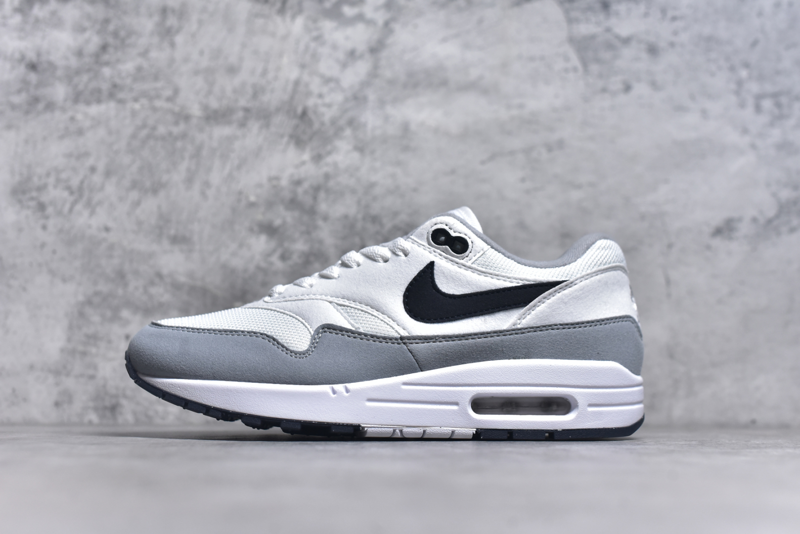 #NK Air Max 1 初代复古气垫慢跑鞋 FZ5808-002 由Tinker Hatfeld和Mark Parker在1987年设计 灵感来自于巴黎蓬皮杜中心 在参观了蓬皮杜中心之后提出了Air Max的标志性开窗可视气垫的理念 并将其实际开发成功 是NK史上第一双可视气垫跑鞋 凭借着Air Max气垫带来的舒适脚感和鞋面面料上的不断精进才使得Air Max 1在现如今都是复古慢跑鞋的首选 深厚的历史渊源 独特的流线形设计 极为复古的外观使得它深受鞋迷的喜爱 尺码：36-47.5-选品中心