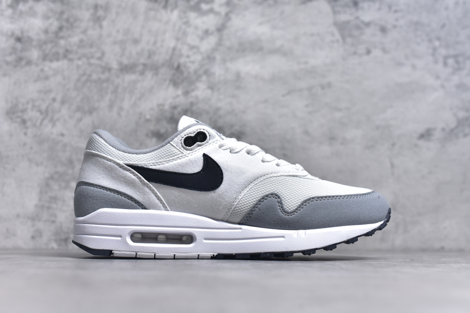 图片[3]-#NK Air Max 1 初代复古气垫慢跑鞋 FZ5808-002 由Tinker Hatfeld和Mark Parker在1987年设计 灵感来自于巴黎蓬皮杜中心 在参观了蓬皮杜中心之后提出了Air Max的标志性开窗可视气垫的理念 并将其实际开发成功 是NK史上第一双可视气垫跑鞋 凭借着Air Max气垫带来的舒适脚感和鞋面面料上的不断精进才使得Air Max 1在现如今都是复古慢跑鞋的首选 深厚的历史渊源 独特的流线形设计 极为复古的外观使得它深受鞋迷的喜爱 尺码：36-47.5-选品中心