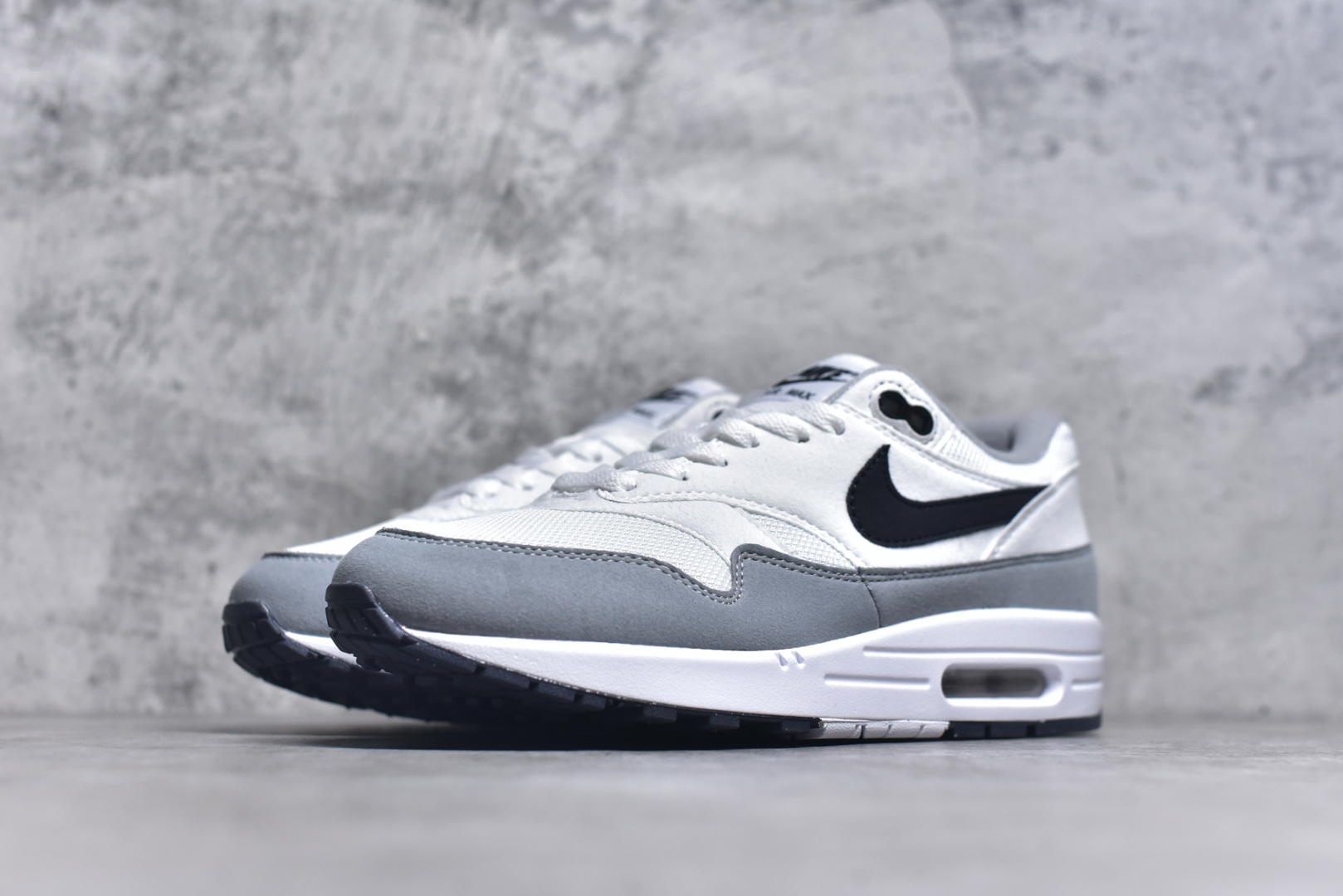 图片[2]-#NK Air Max 1 初代复古气垫慢跑鞋 FZ5808-002 由Tinker Hatfeld和Mark Parker在1987年设计 灵感来自于巴黎蓬皮杜中心 在参观了蓬皮杜中心之后提出了Air Max的标志性开窗可视气垫的理念 并将其实际开发成功 是NK史上第一双可视气垫跑鞋 凭借着Air Max气垫带来的舒适脚感和鞋面面料上的不断精进才使得Air Max 1在现如今都是复古慢跑鞋的首选 深厚的历史渊源 独特的流线形设计 极为复古的外观使得它深受鞋迷的喜爱 尺码：36-47.5-选品中心