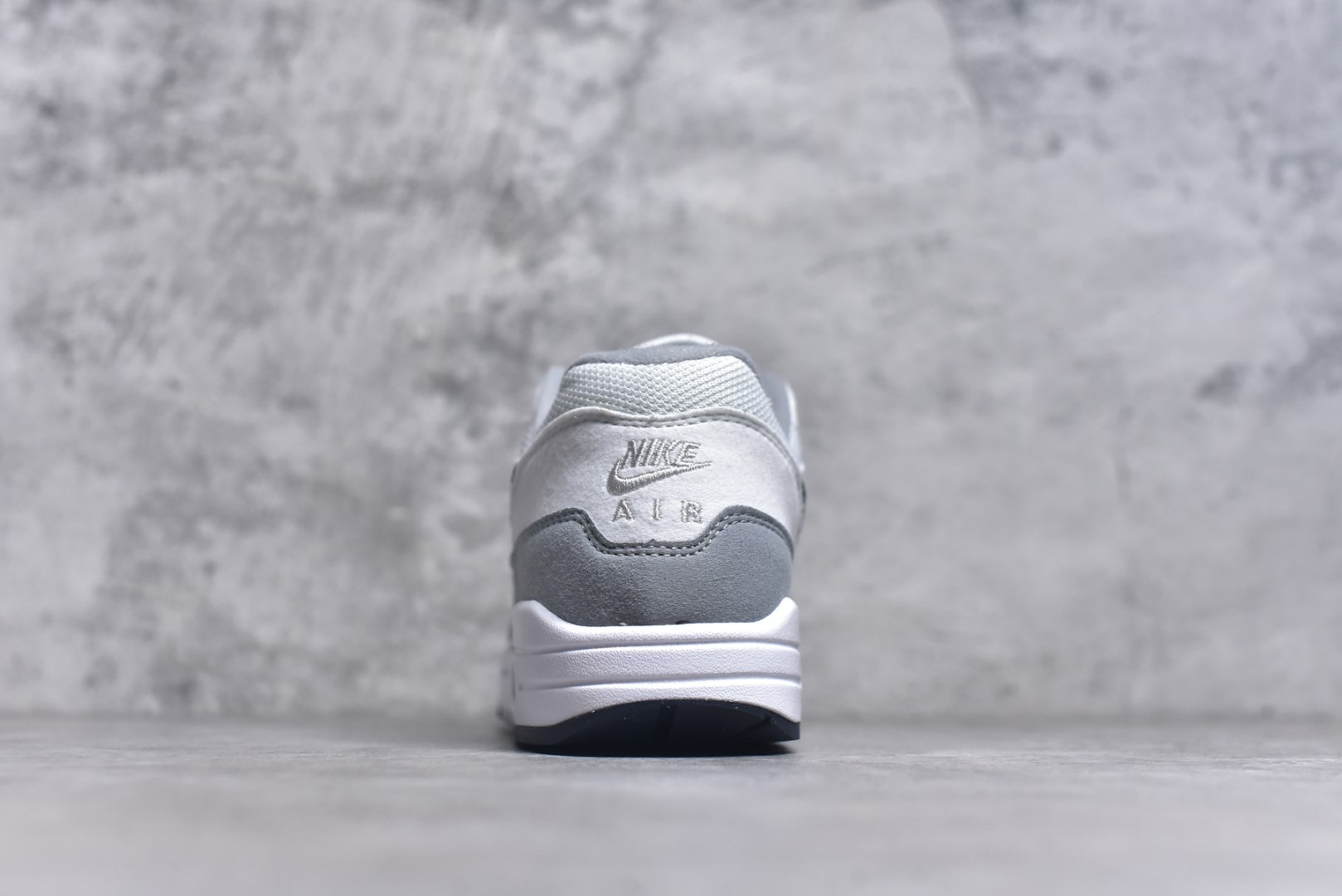 图片[5]-#NK Air Max 1 初代复古气垫慢跑鞋 FZ5808-002 由Tinker Hatfeld和Mark Parker在1987年设计 灵感来自于巴黎蓬皮杜中心 在参观了蓬皮杜中心之后提出了Air Max的标志性开窗可视气垫的理念 并将其实际开发成功 是NK史上第一双可视气垫跑鞋 凭借着Air Max气垫带来的舒适脚感和鞋面面料上的不断精进才使得Air Max 1在现如今都是复古慢跑鞋的首选 深厚的历史渊源 独特的流线形设计 极为复古的外观使得它深受鞋迷的喜爱 尺码：36-47.5-选品中心