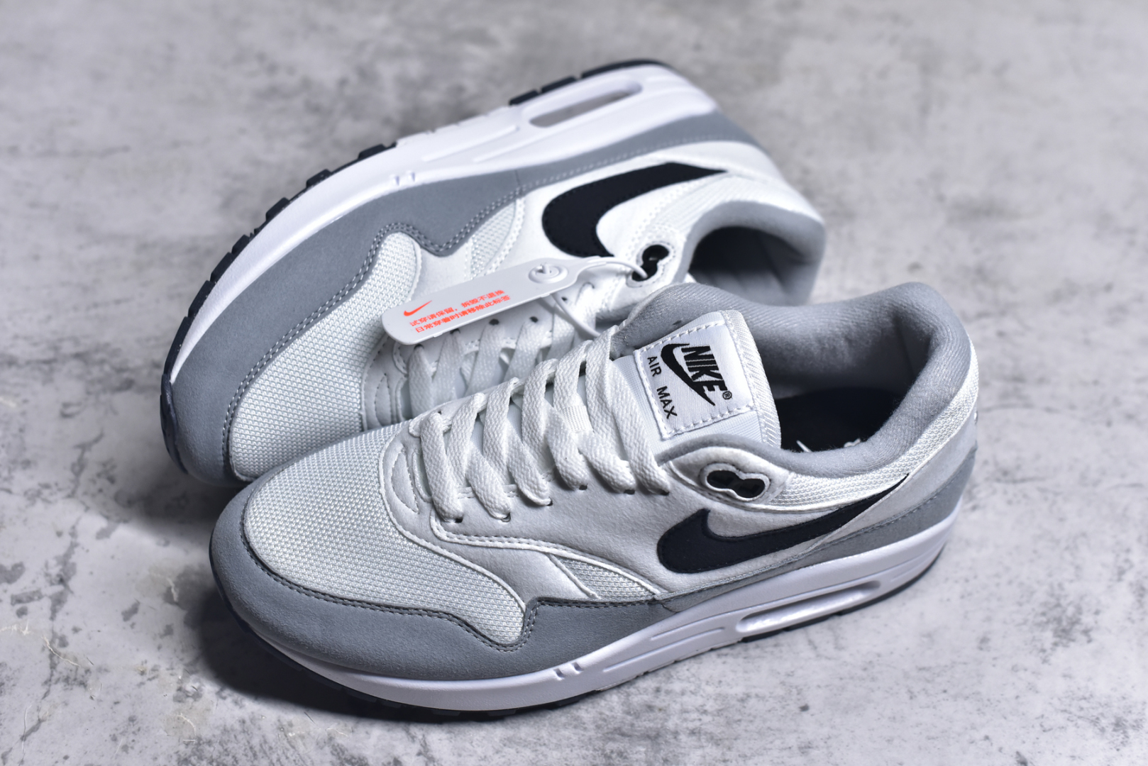 图片[7]-#NK Air Max 1 初代复古气垫慢跑鞋 FZ5808-002 由Tinker Hatfeld和Mark Parker在1987年设计 灵感来自于巴黎蓬皮杜中心 在参观了蓬皮杜中心之后提出了Air Max的标志性开窗可视气垫的理念 并将其实际开发成功 是NK史上第一双可视气垫跑鞋 凭借着Air Max气垫带来的舒适脚感和鞋面面料上的不断精进才使得Air Max 1在现如今都是复古慢跑鞋的首选 深厚的历史渊源 独特的流线形设计 极为复古的外观使得它深受鞋迷的喜爱 尺码：36-47.5-选品中心