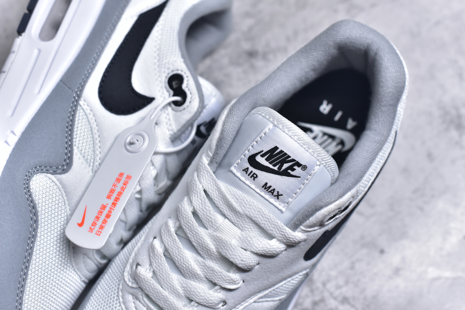 图片[9]-#NK Air Max 1 初代复古气垫慢跑鞋 FZ5808-002 由Tinker Hatfeld和Mark Parker在1987年设计 灵感来自于巴黎蓬皮杜中心 在参观了蓬皮杜中心之后提出了Air Max的标志性开窗可视气垫的理念 并将其实际开发成功 是NK史上第一双可视气垫跑鞋 凭借着Air Max气垫带来的舒适脚感和鞋面面料上的不断精进才使得Air Max 1在现如今都是复古慢跑鞋的首选 深厚的历史渊源 独特的流线形设计 极为复古的外观使得它深受鞋迷的喜爱 尺码：36-47.5-选品中心
