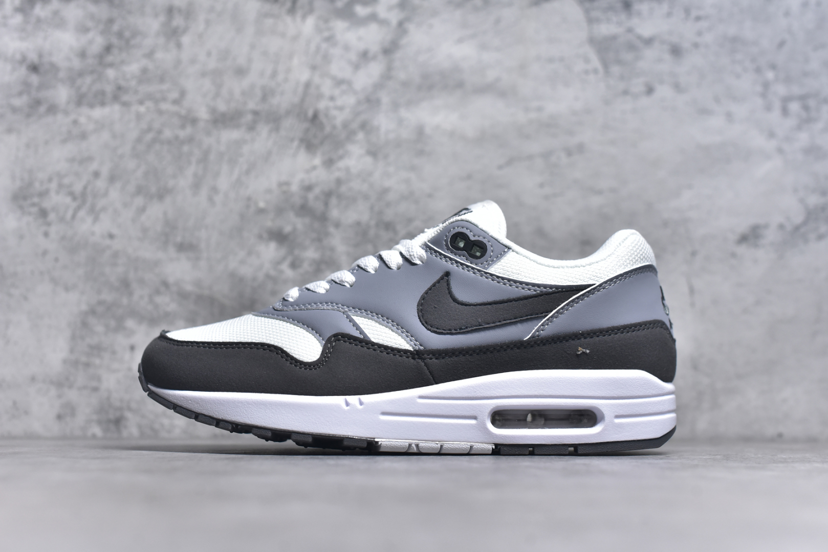 #NK Air Max 1 初代复古气垫慢跑鞋 HM9936-001 由Tinker Hatfeld和Mark Parker在1987年设计 灵感来自于巴黎蓬皮杜中心 在参观了蓬皮杜中心之后提出了Air Max的标志性开窗可视气垫的理念 并将其实际开发成功 是NK史上第一双可视气垫跑鞋 凭借着Air Max气垫带来的舒适脚感和鞋面面料上的不断精进才使得Air Max 1在现如今都是复古慢跑鞋的首选 深厚的历史渊源 独特的流线形设计 极为复古的外观使得它深受鞋迷的喜爱 尺码：36-47.5-选品中心